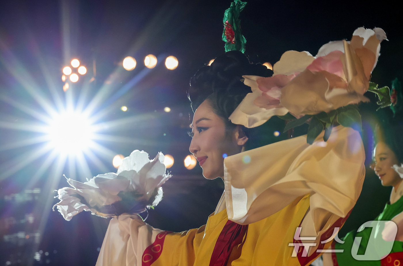 (서울=뉴스1) 김성진 기자 = 25일 서울 종로구 경복궁 흥례문 광장에서 열린 2025 궁중문화축전 개막제에서 주제공연 제2경 개화가 진행되고 있다.'궁중문화축전'은 대한민국을 …