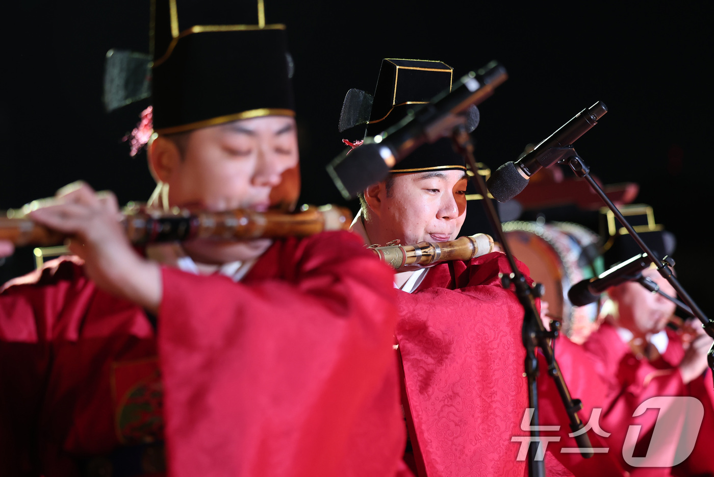 (서울=뉴스1) 김성진 기자 = 25일 서울 종로구 경복궁 흥례문 광장에서 열린 2025 궁중문화축전 개막제에서 주제공연 제2경 개화가 진행되고 있다.'궁중문화축전'은 대한민국을 …