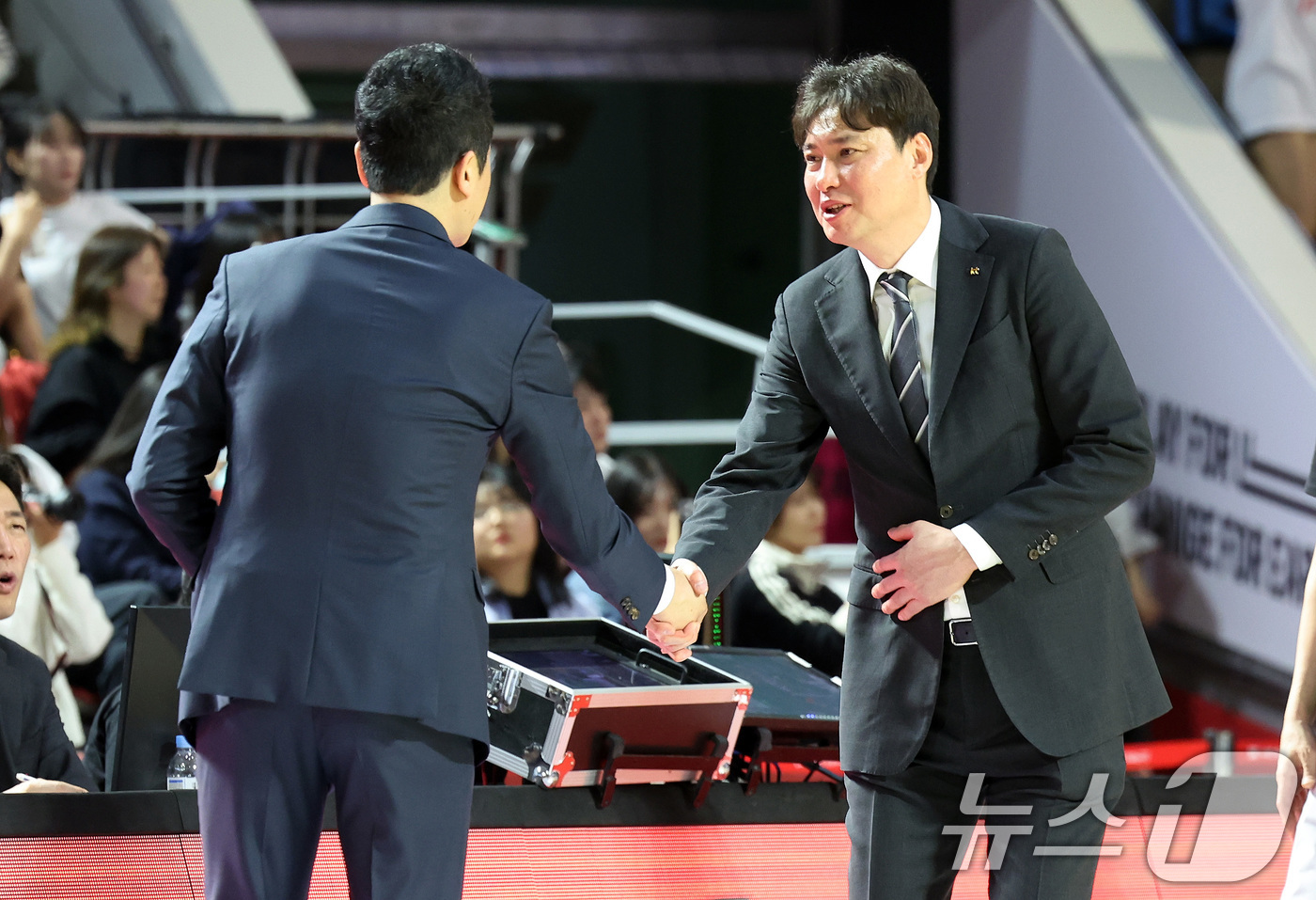(서울=뉴스1) 이동해 기자 = KT 송영진 감독과 SK 전희철 감독이 25일 오후 서울 송파구 잠실학생체육관에서 열린 2024-2025 프로농구 4강 플레이오프 2차전 서울 SK …