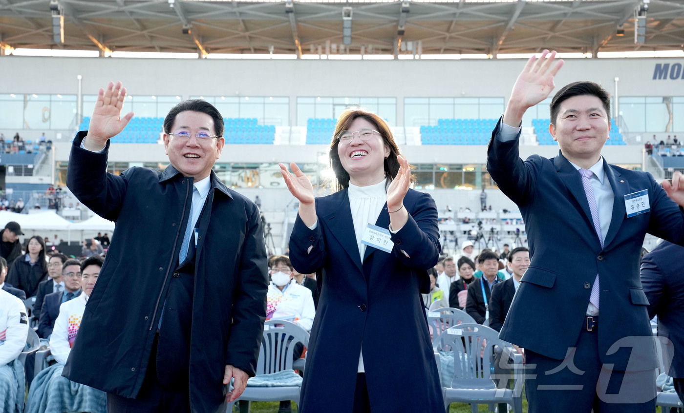 (목포=뉴스1) = 김영록 전라남도지사와 장미란 문화체육관광부 제2차관, 유승민 대한체육회장이 25일 오후 목포종합경기장에서 열린 2025 전국생활체육대축전 개막식에서 입장하는 각 …