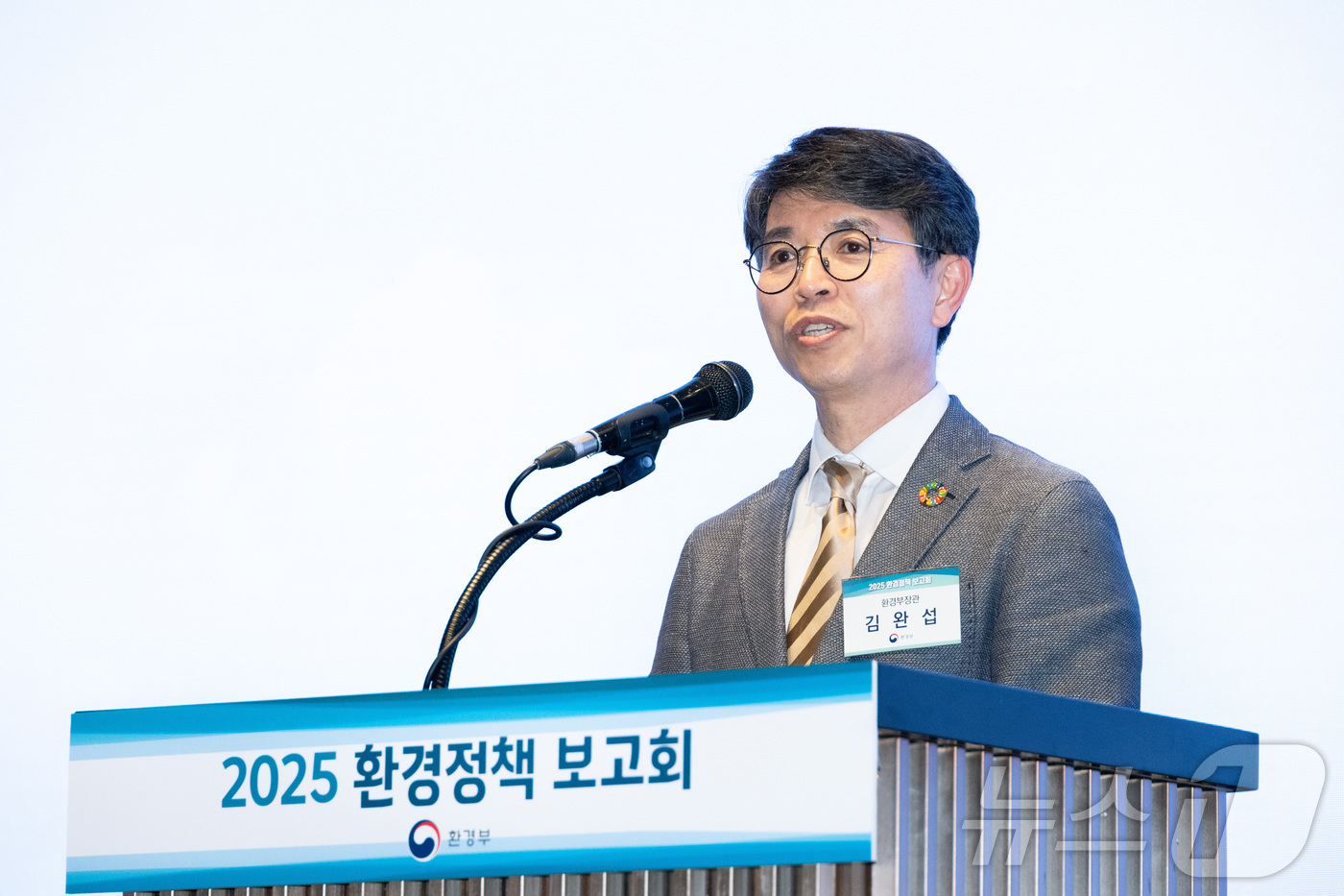 (서울=뉴스1) 김성진 기자 = 김완섭 환경부 장관이 25일 서울 서초구 엘타워에서 열린 2025년 환경정책보고회에서 모두발언을 하고 있다. (환경부 제공. 재판매 및 DB 금지) …