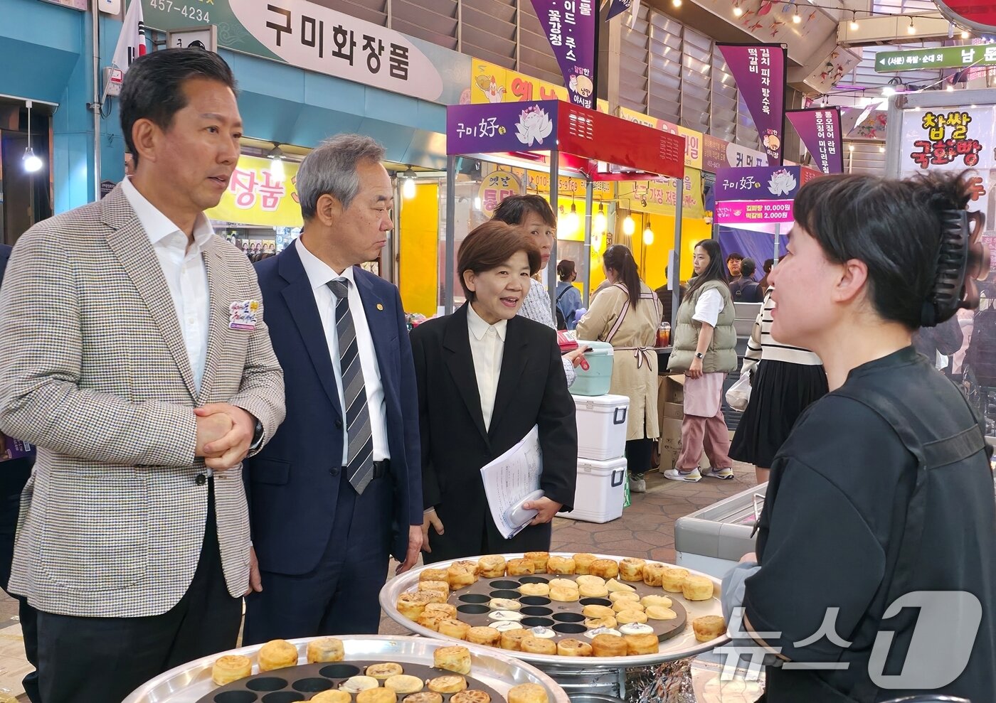 본문 이미지 - 김장호 구미시장이 25일 구미 새마을 중앙시장에서 개장된 &#39;달달한 낭만 야시장&#39;에서 시장 상인과 인사를 하고 있다. 2025.4.25/뉴스1 ⓒ News1 정우용 기자