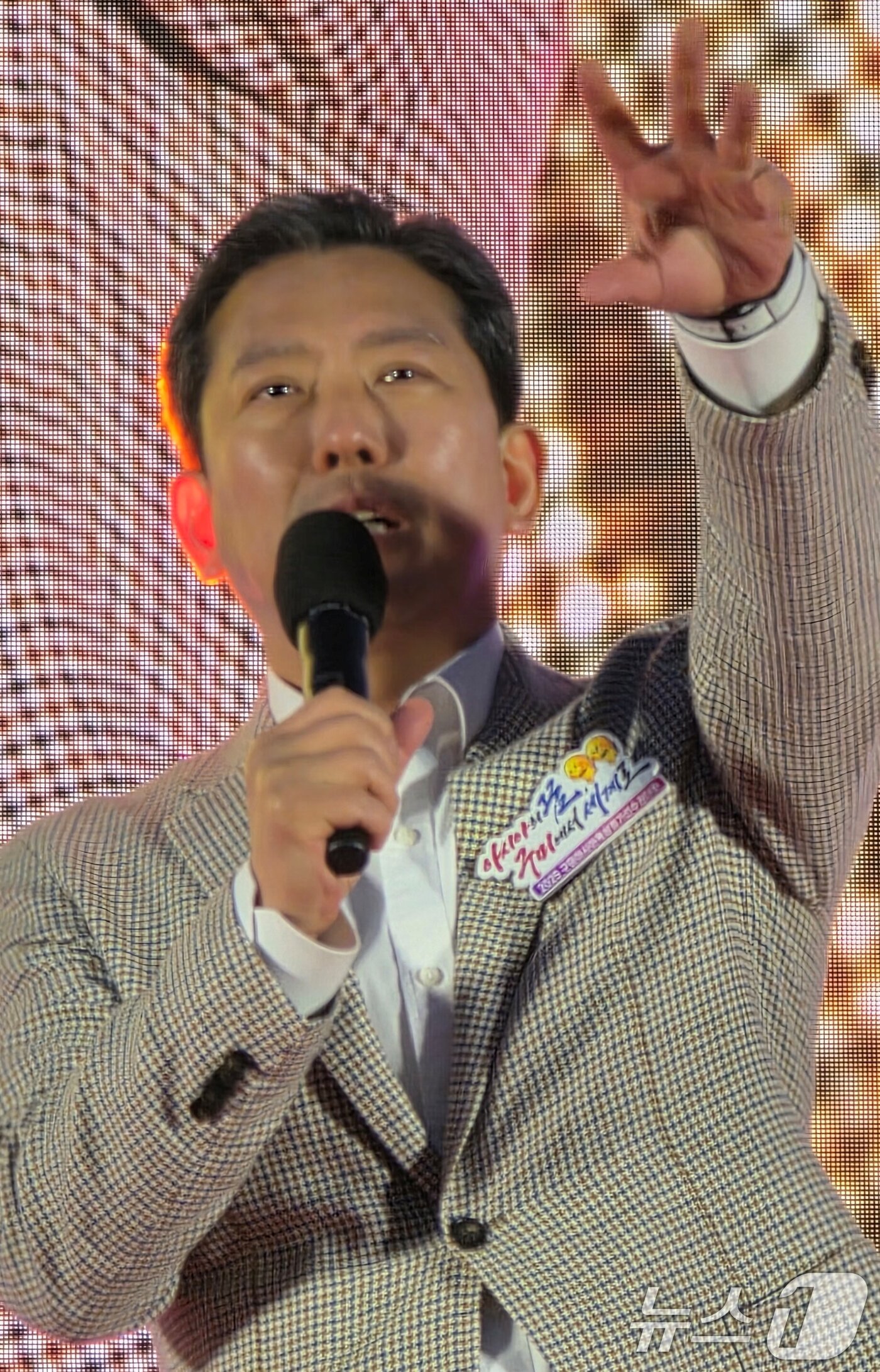 본문 이미지 - 25일 구미 새마을 중앙시장에서 열린 &#39;달달한 낭만 야시장&#39; 개장식에서 김장호 구미시장이 인사말을 하고 있다. 2025.4.25/뉴스1 ⓒ News1 정우용 기자