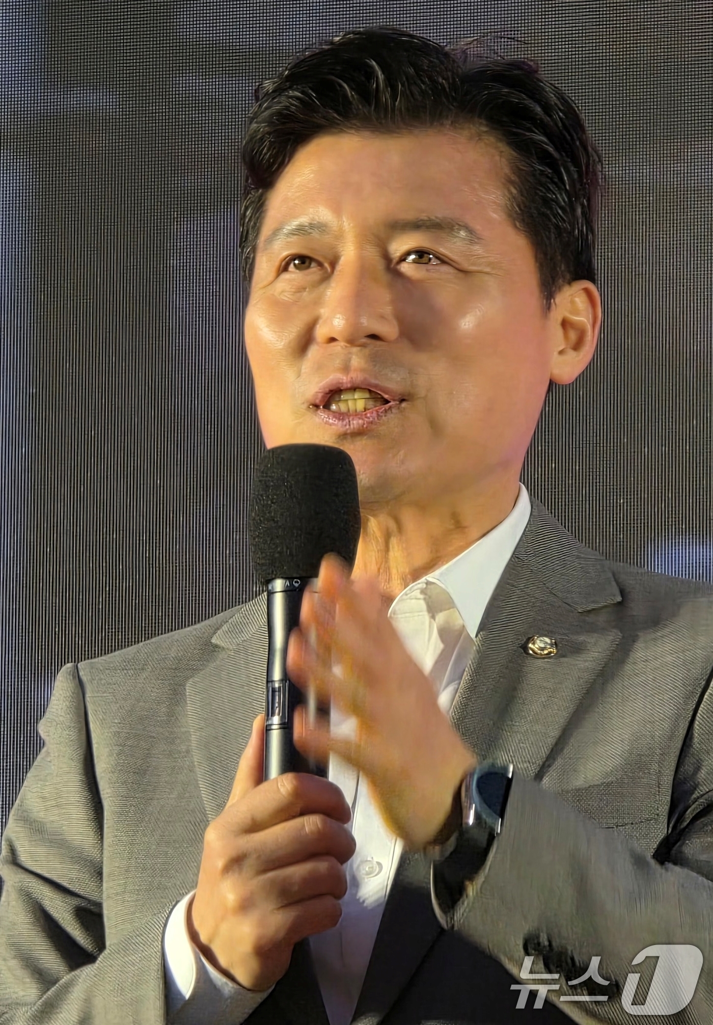 (구미=뉴스1) 정우용 기자 = 구자근 국민의힘 의원이 25일 구미 새마을 중앙시장에서 열린 '달달한 낭만 야시장' 개장식에서 인사말을 하고 있다. 2025.4.25/뉴스1