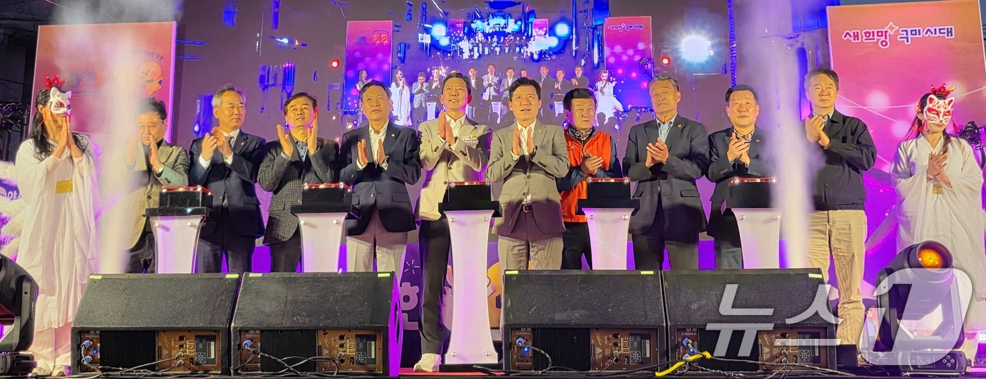 (구미=뉴스1) 정우용 기자 = 25일 구미 새마을 중앙시장에서 열린 '달달한 낭만 야시장' 개장식에서 김장호 구미시장과 구자근 의원, 박교상 구미시의장 등 내빈들이 개장 퍼포먼스 …