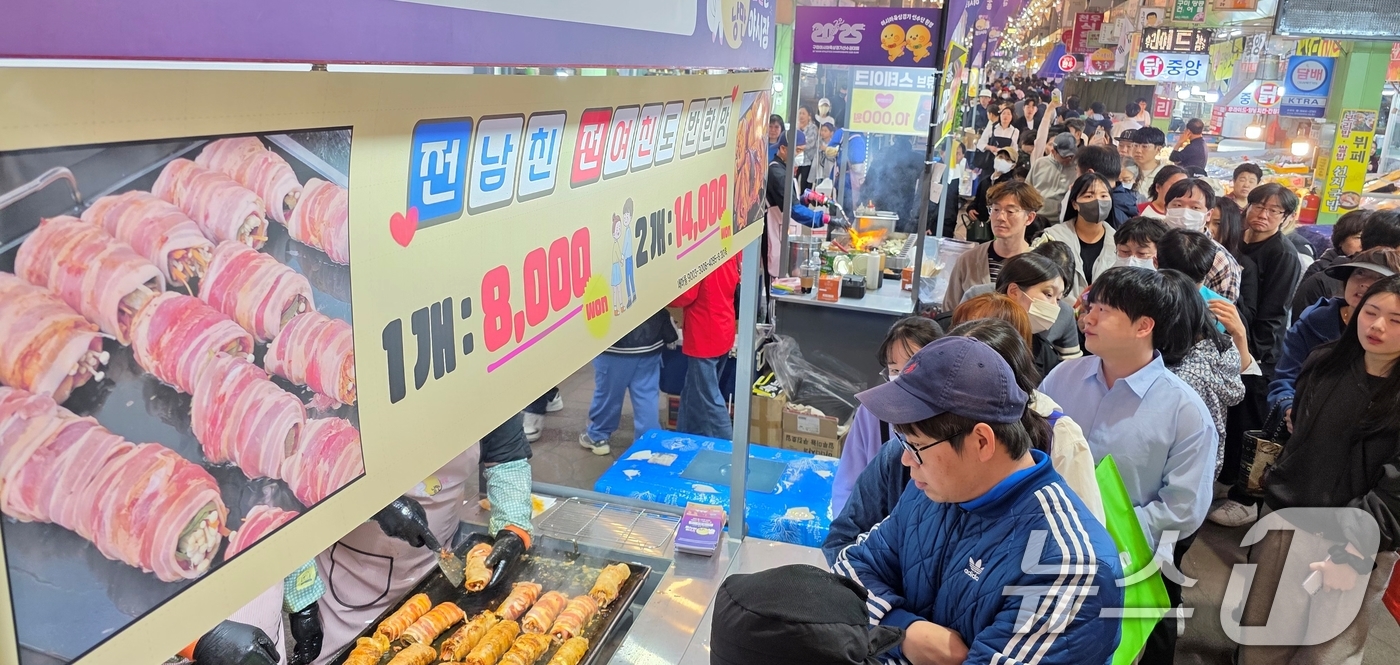 (구미=뉴스1) 정우용 기자 = 25일 구미 새마을 중앙시장에서 개장한 '달달한 낭만 야시장' 에 시민들로 붐비고 있다. 2025.4.25/뉴스1