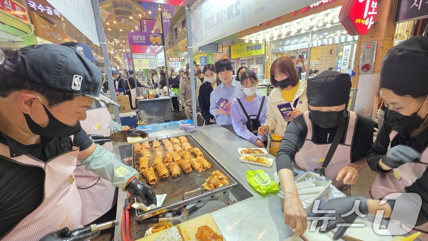 본문 이미지 - 25일 구미 새마을 중앙시장에서 개장한 &#39;달달한 낭만 야시장&#39; 에서 시민들이 음식을 주문하기 위해 긴 줄을 서 있다. 야시장은 5월17일까지 매주 금·토요일 열리며 5월23~24일과 구미 아시아육상경기선수권대회 기간인 27~31일에는 인동시장에서 문을 연다 2025.4.25/뉴스1 ⓒ News1 정우용 기자