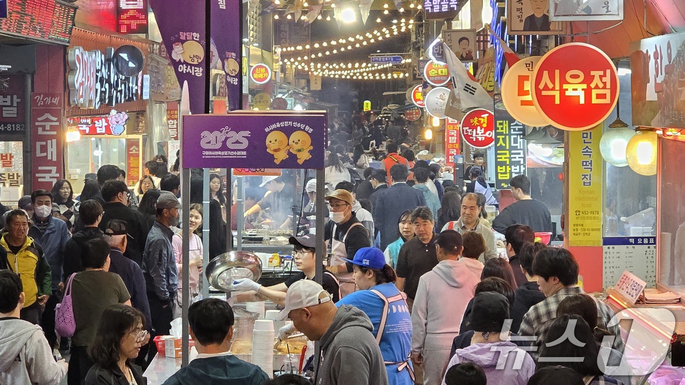 (구미=뉴스1) 정우용 기자 = 25일 구미 새마을 중앙시장에서 개장한 '달달한 낭만 야시장'이 시민들로 붐비고 있다. 2025.4.25/뉴스1