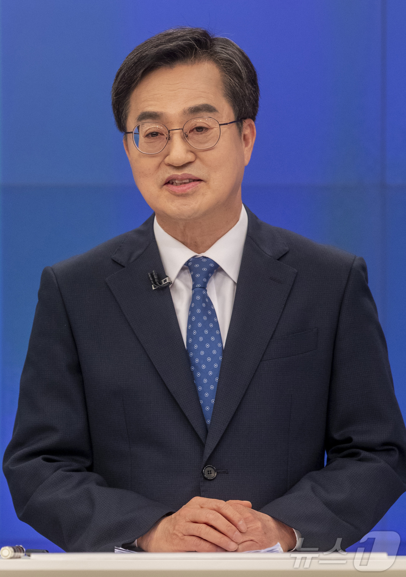 (서울=뉴스1) 국회사진취재단 = 김동연 더불어민주당 대선 경선 후보가 25일 서울 중구 티비조선 스튜디오에서 열린 더불어민주당 제21대 대통령 선거 경선 후보자 TV 토론회에서 …