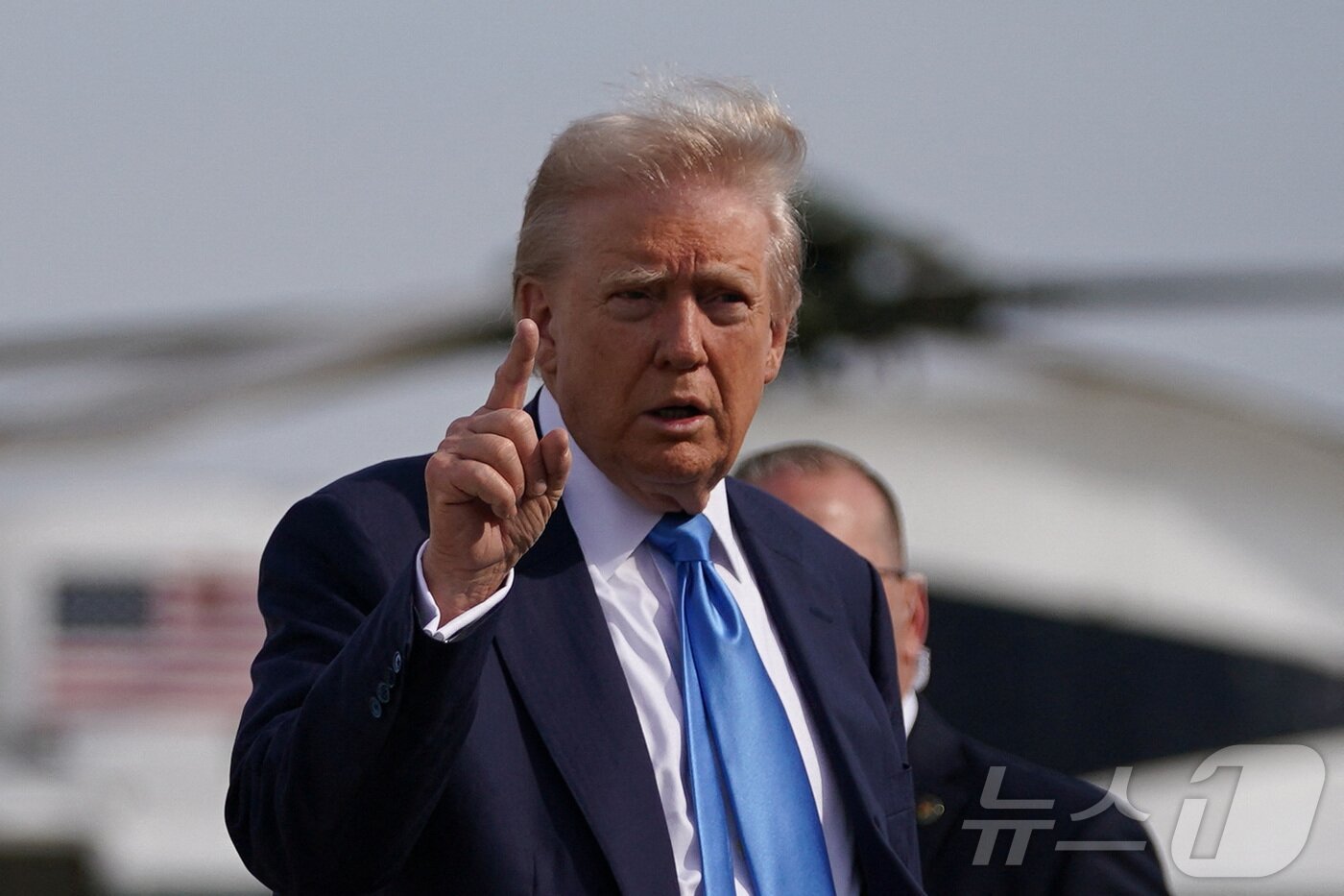 본문 이미지 - 도널드 트럼프 미국 대통령이 25일(현지시간) 미국 메릴랜드주 앤드루스 합동 기지에서 프란치스코 교황의 장례식에 참석하기 위해 이탈리아 로마로 출발하는 에어포스원에 탑승하려 하고 있다. ⓒ 로이터=뉴스1 ⓒ News1 류정민 특파원