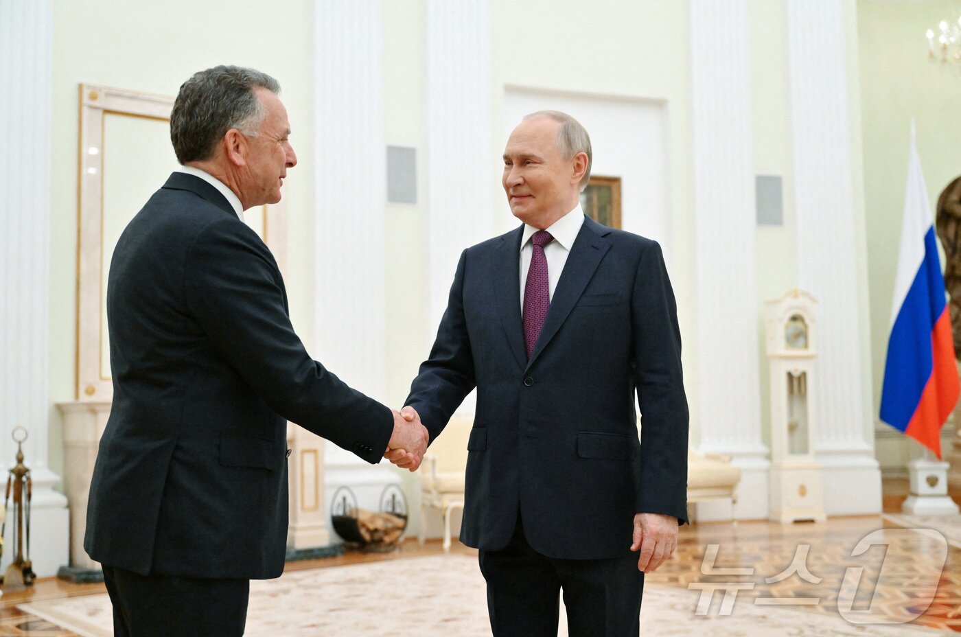 본문 이미지 - 블라디미르 푸틴 러시아 대통령이 25일&#40;현지시간&#41; 러시아 모스크바 크렘린궁에서 도널드 트럼프 미국 대통령의 특사인 스티브 위트코프와 만나 악수하고 있다. ⓒ 로이터=뉴스1 ⓒ News1 류정민 특파원