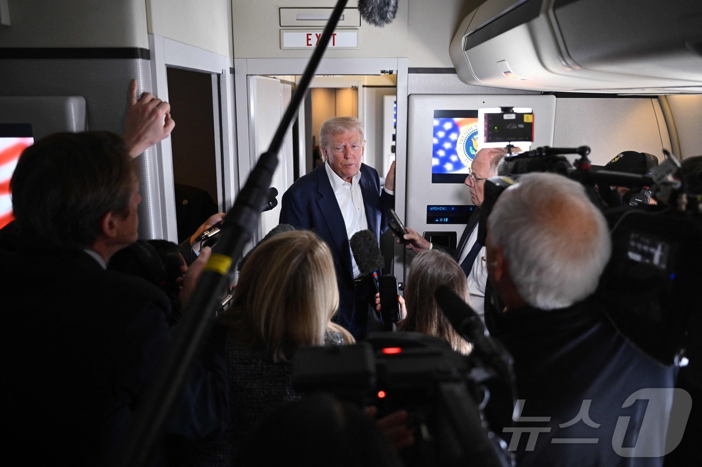 (AFP=뉴스1) 우동명 기자 = 도널드 트럼프 미국 대통령이 25일(현지시간) 프란치스코 교황 장례식 참석을 위해 이탈리아 로마로 향하는 전용기 내에서 취재진과 만나고 있다. 2 …