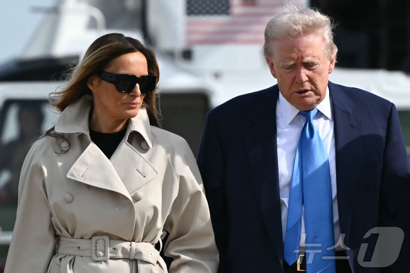 본문 이미지 - 도널드 트럼프 미국 대통령과 부인 멜라니아 여사가 25일(현지시간) 프란치스코 교황 장례식 참석을 위해 워싱턴 인근 앤드루스 합동 기지서 이탈리아 로마로 향하는 전용기를 타러 가고 있다. 2025.04.26 ⓒ AFP=뉴스1 ⓒ News1 우동명 기자
