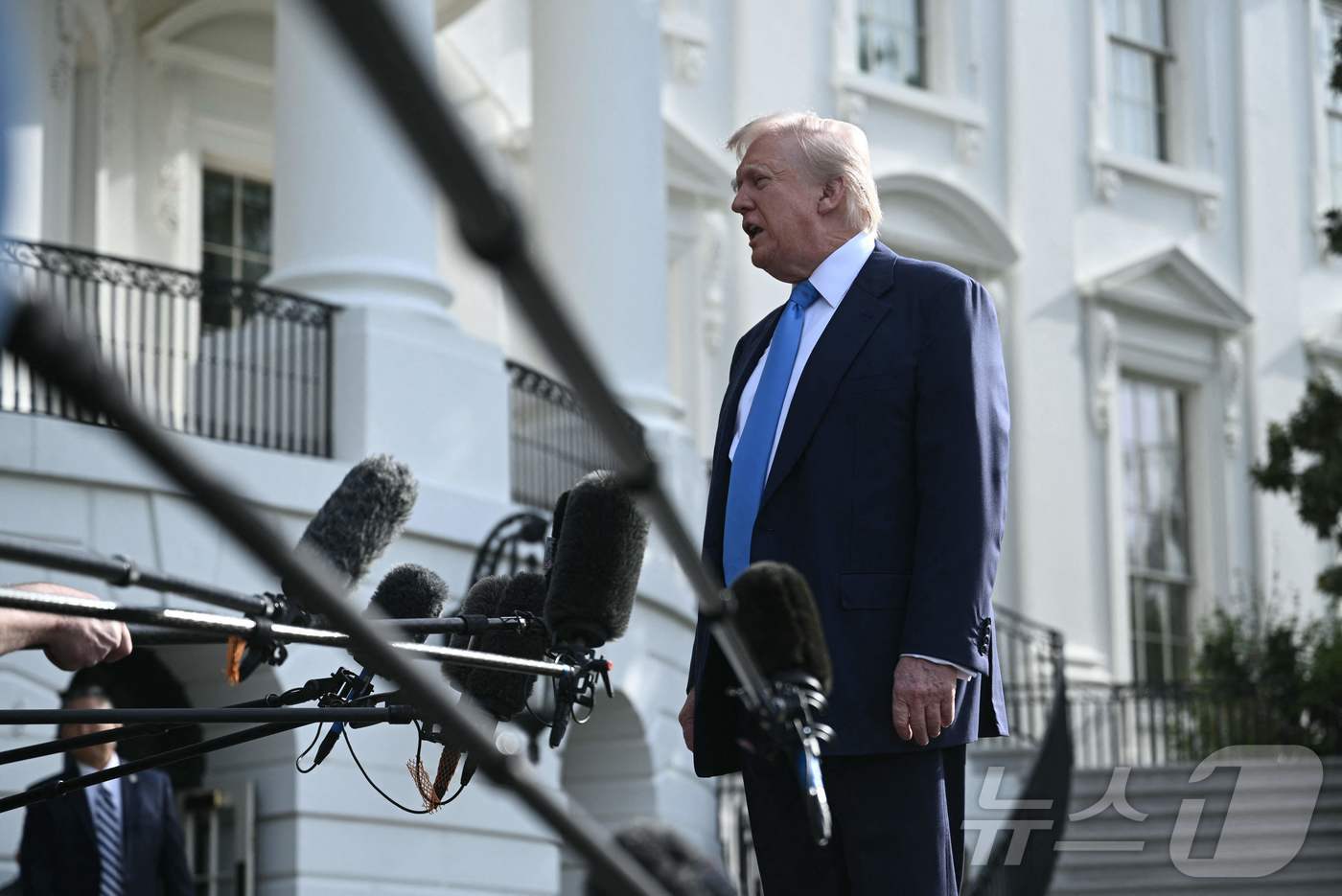 (워싱턴 AFP=뉴스1) 우동명 기자 = 도널드 트럼프 미국 대통령이 25일(현지시간) 프란치스코 교황 장례식 참석을 위해 워싱턴 백악관을 나서면서 취재진을 만나고 있다. 2025 …