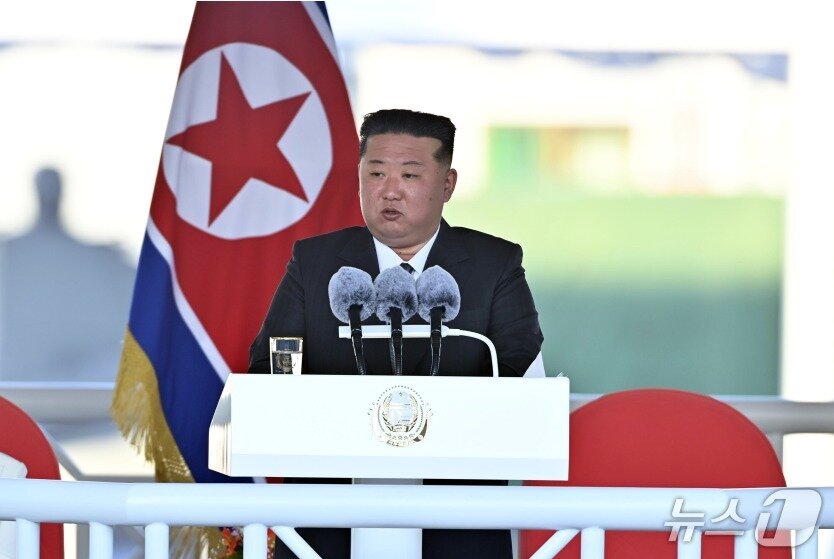 본문 이미지 - &#40;평양 노동신문=뉴스1&#41; =북한 노동당 기관지 노동신문은 25일 &#34;김정은 동지를 모시고 새로 건조한 구축함 진수 기념식이 조선혁명의 첫무장력의 창건일인 뜻깊은 지난 25일 남포조선소에서 성대히 진행됐다&#34;라고 보도했다.[국내에서만 사용가능. 재배포 금지. DB 금지. For Use Only in the Republic of Korea. Redistribution Prohibited] rodongphoto@news1.kr