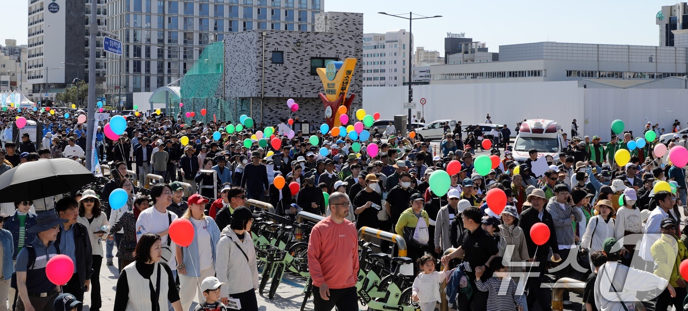 (제주=뉴스1) 고동명 기자 = 26일 오전 제주시 탑동광장에서 제주도가 주최하는 '차없는 거리 걷기' 행사가 열리고 있다. 참가자들은 차량이 통제된 원도심 일대(탑동~서문로터리~ …