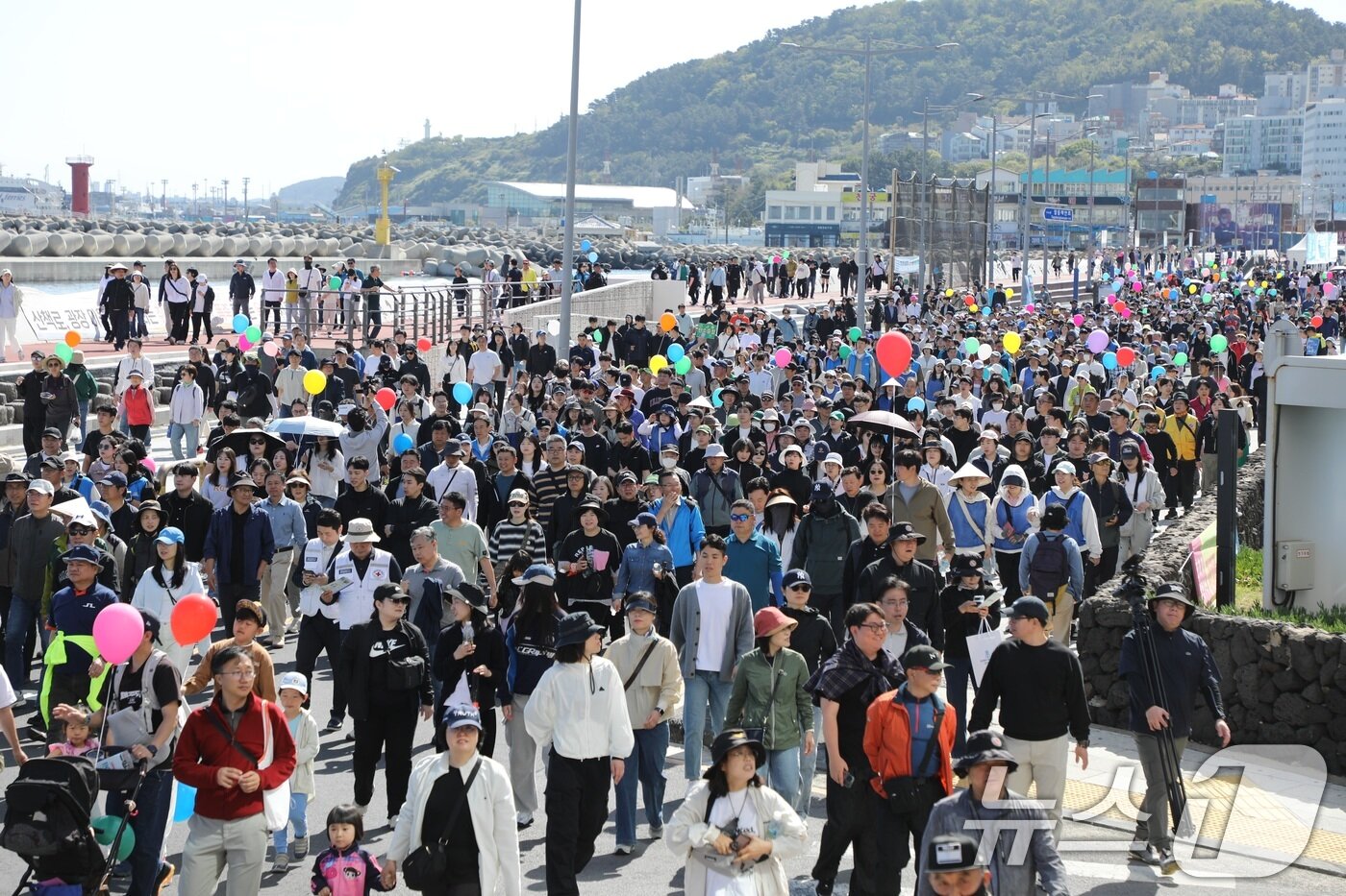 본문 이미지 - 26일 오전 제주시 탑동광장에서 제주도가 주최하는 &#39;차없는 거리 걷기&#39; 행사가 열리고 있다. 참가자들은 차량이 통제된 원도심 일대&#40;탑동~서문로터리~관덕정~탐라문화광장&#41; 3.5㎞ 구간을 걸었다.2025.4.26/뉴스1 ⓒ News1 고동명 기자