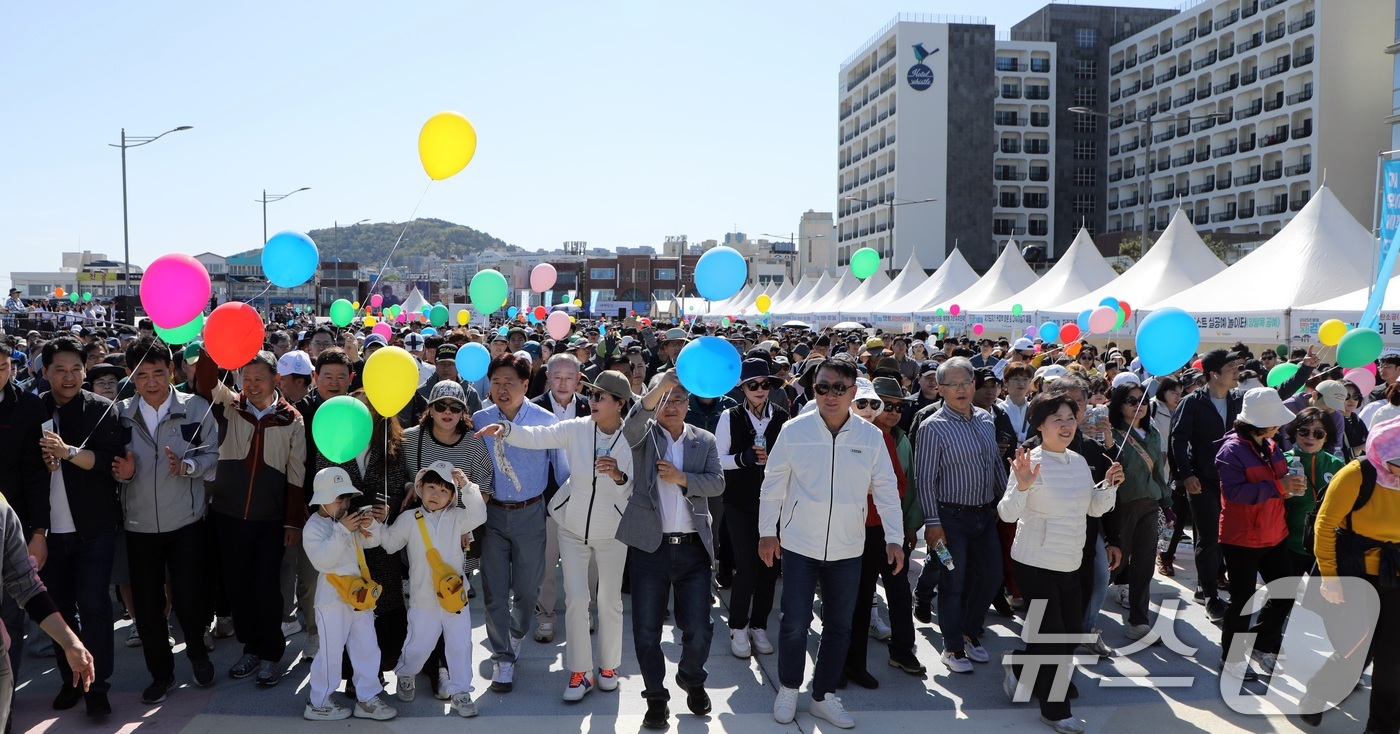 (제주=뉴스1) 고동명 기자 = 26일 오전 제주시 탑동광장에서 제주도가 주최하는 '차없는 거리 걷기' 행사가 열리고 있다. 참가자들은 차량이 통제된 원도심 일대(탑동~서문로터리~ …