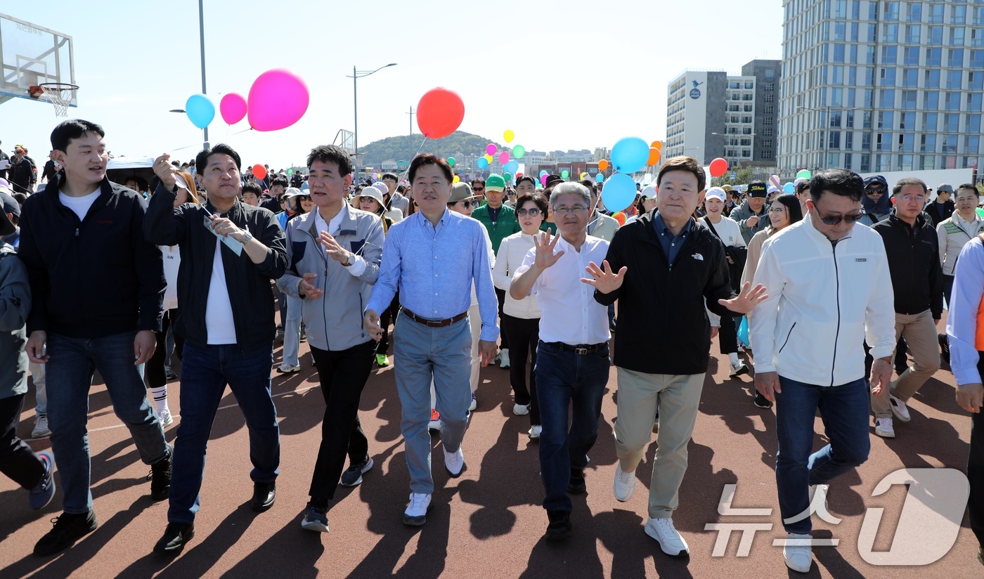 (제주=뉴스1) 고동명 기자 = 26일 오전 제주시 탑동광장에서 제주도가 주최하는 '차없는 거리 걷기' 행사가 열리고 있다. 참가자들은 차량이 통제된 원도심 일대(탑동~서문로터리~ …