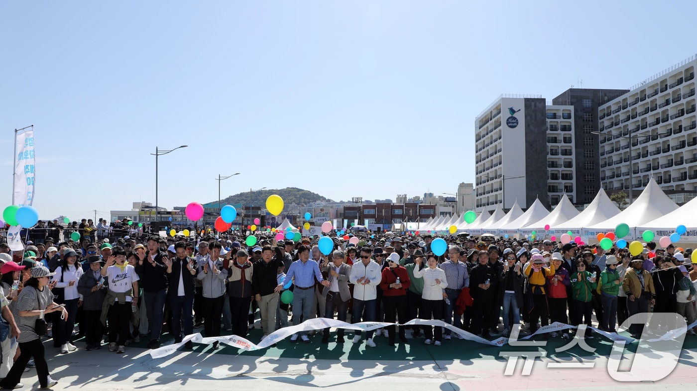 (제주=뉴스1) 고동명 기자 = 26일 오전 제주시 탑동광장에서 제주도가 주최하는 '차없는 거리 걷기' 행사가 열리고 있다. 참가자들은 차량이 통제된 원도심 일대(탑동~서문로터리~ …