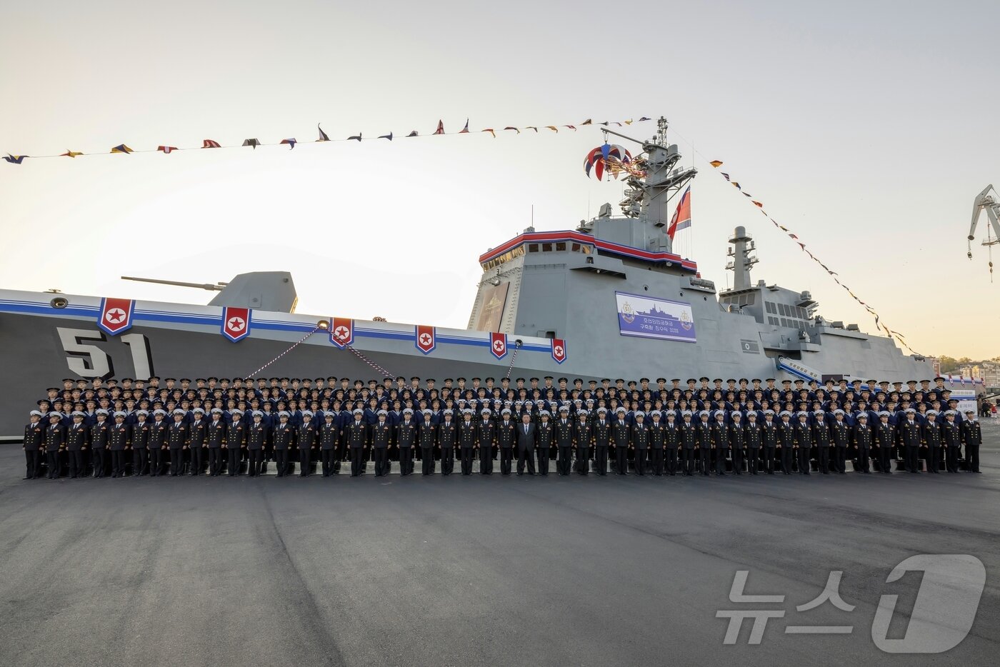 On April 26, North Korea&#39;s Workers&#39; Party newspaper, Rodong Sinmun, reported on a ceremony held on April 25, the anniversary of the Korean People&#39;s Revolutionary Army&#39;s founding, at the Nampo Shipyard in the presence of the supreme leader, Kim Jong Un, to mark the commissioning of a newly built destroyer. The new destroyer is of the 5,000 tons &#40;t&#41; class, which North Korea has classified as the Choe Hyon-class. / News1