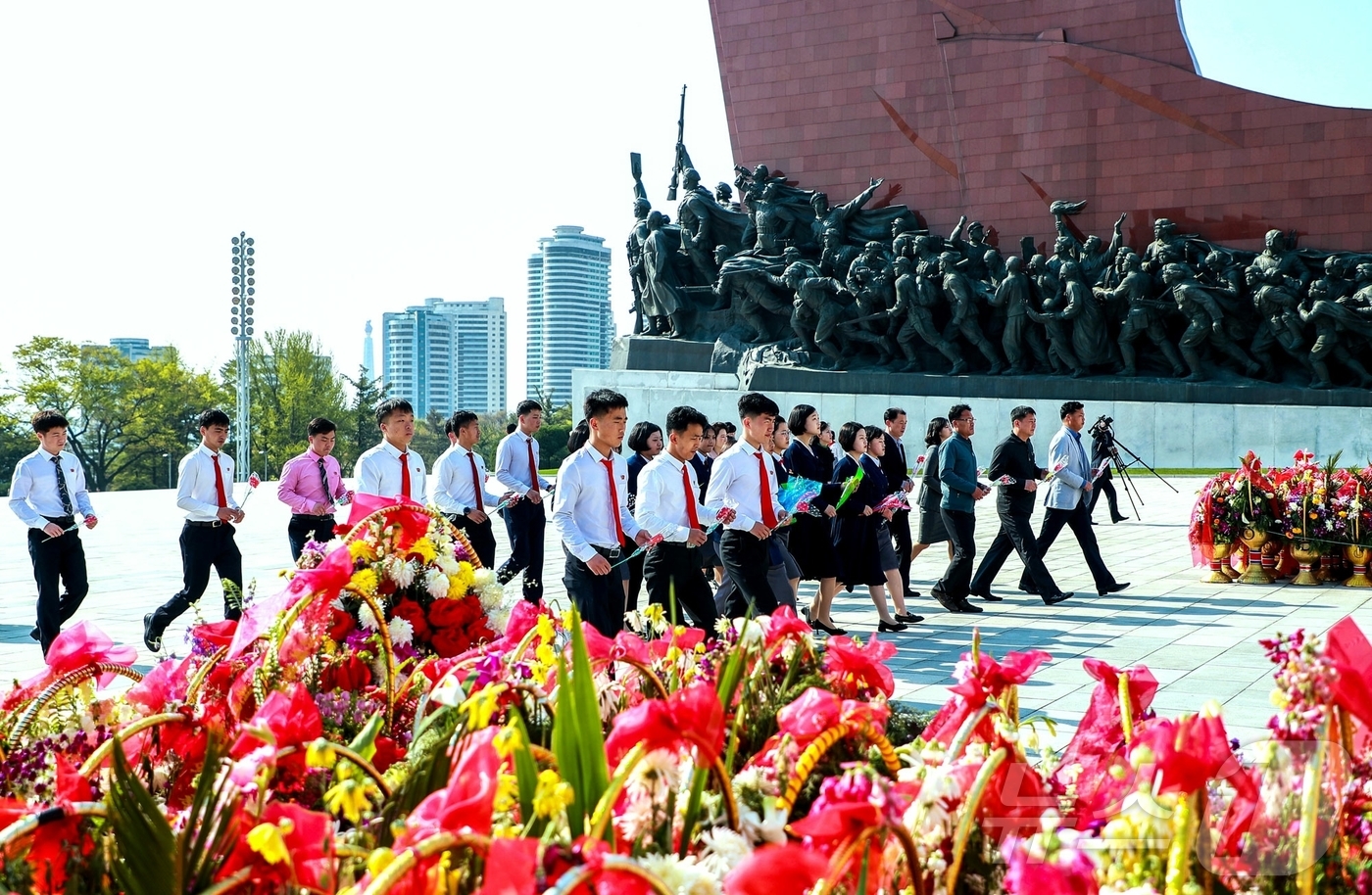 (평양 노동신문=뉴스1) = 북한 노동당 기관지 노동신문은 26일 "인민군 장병들, 근로자들, 청소년 학생들이 김일성 동지와 김정일 동지의 동상에 조선인민혁명군 창건 93주년을 맞 …