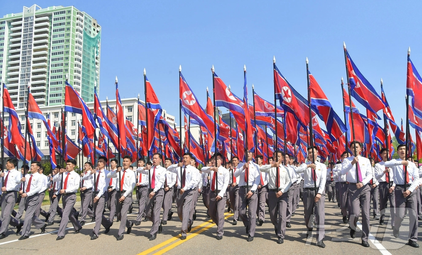 (평양 노동신문=뉴스1) = 북한 노동당 기관지 노동신문은 26일 "항일혁명선열들의 넋을 이어나가기 위해 계승자들의 기념행진이 25일 수도 평양에서 시작됐다"라고 보도했다. [국내 …