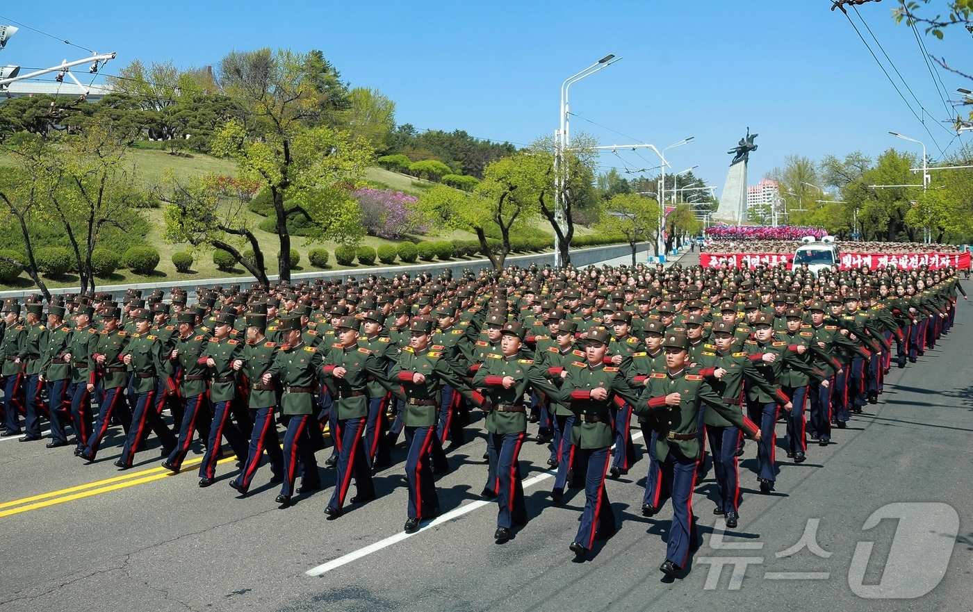 (평양 노동신문=뉴스1) = 북한 노동당 기관지 노동신문은 26일 "항일혁명선열들의 넋을 이어나가기 위해 계승자들의 기념행진이 25일 수도 평양에서 시작됐다"라고 보도했다. [국내 …
