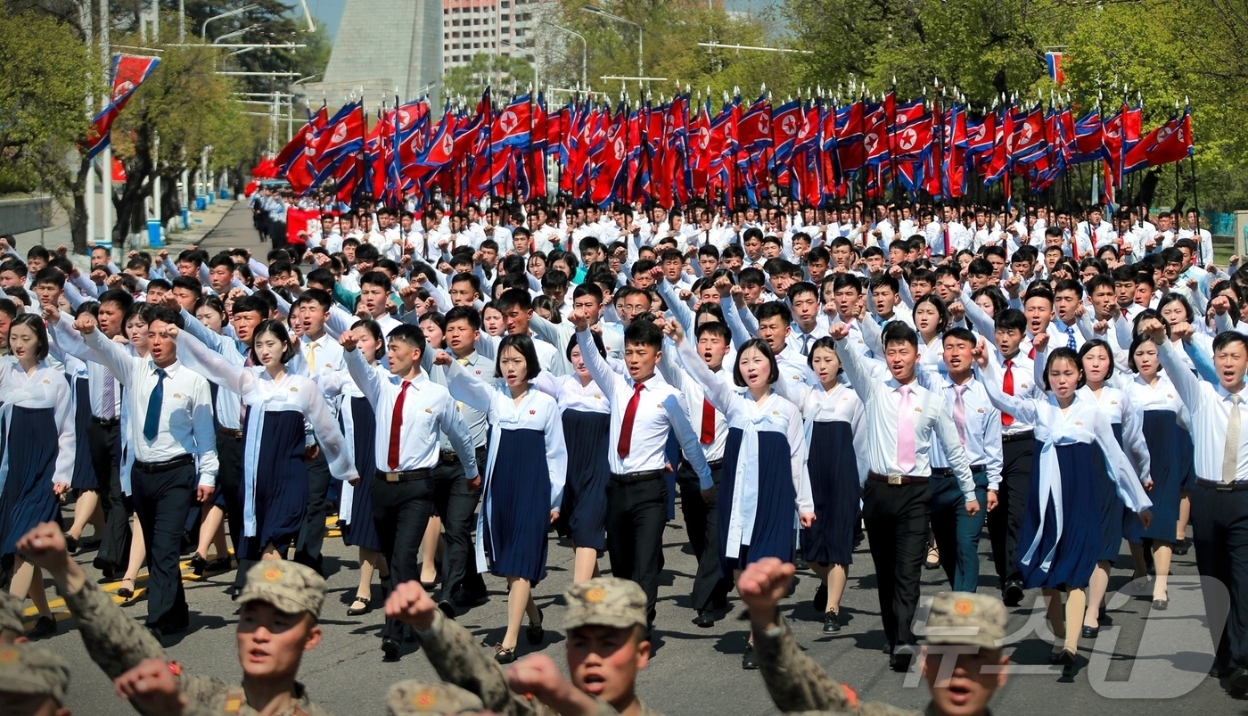 (평양 노동신문=뉴스1) = 북한 노동당 기관지 노동신문은 26일 "항일혁명선열들의 넋을 이어나가기 위해 계승자들의 기념행진이 25일 수도 평양에서 시작됐다"라고 보도했다. [국내 …