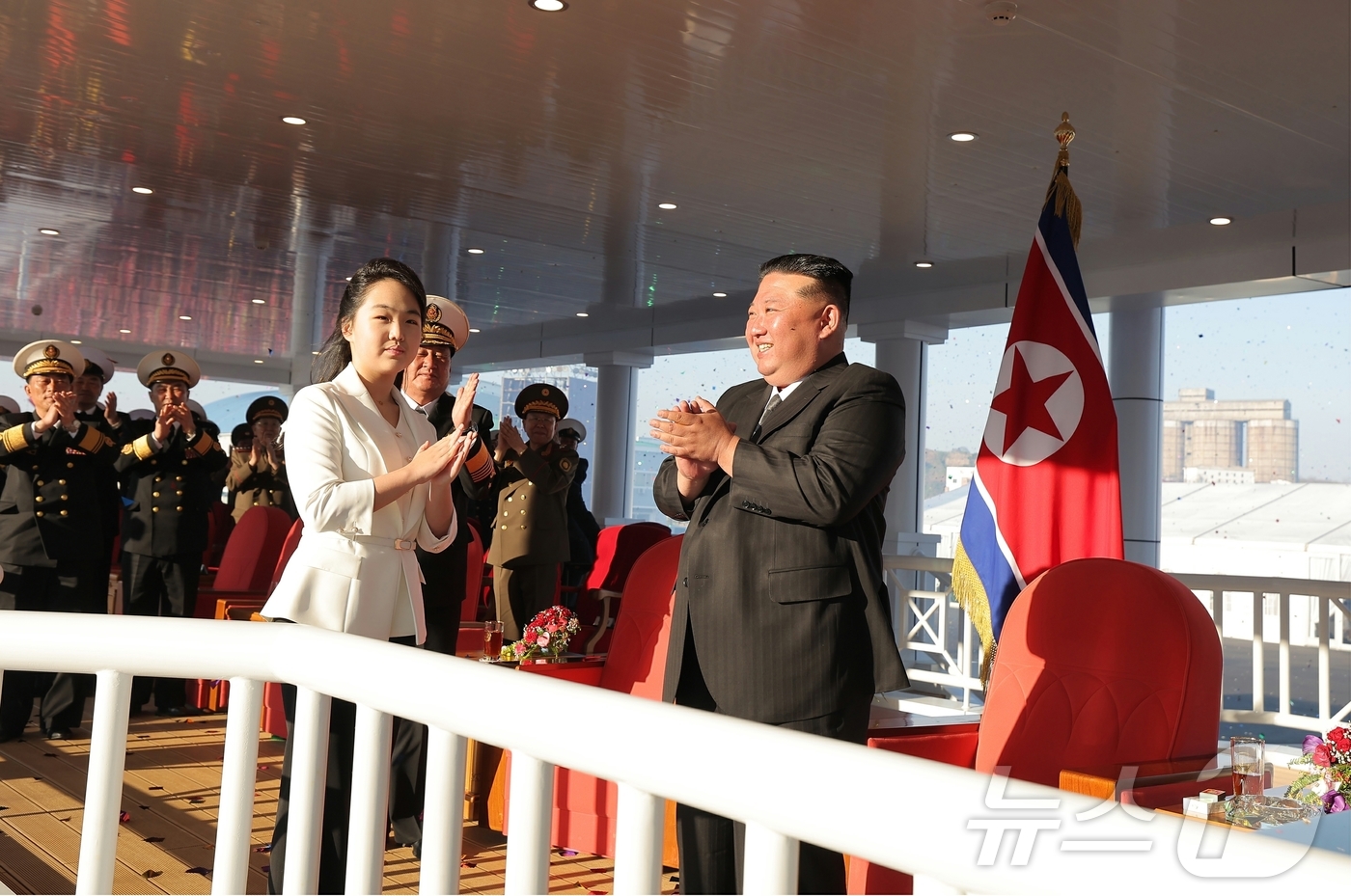 (평양 노동신문=뉴스1) = 북한 노동당 기관지 노동신문은 26일 "김정은 동지를 모시고 새로 건조한 구축함 진수 기념식이 조선혁명의 첫무장력의 창건일인 뜻깊은 지난 25일 남포조 …