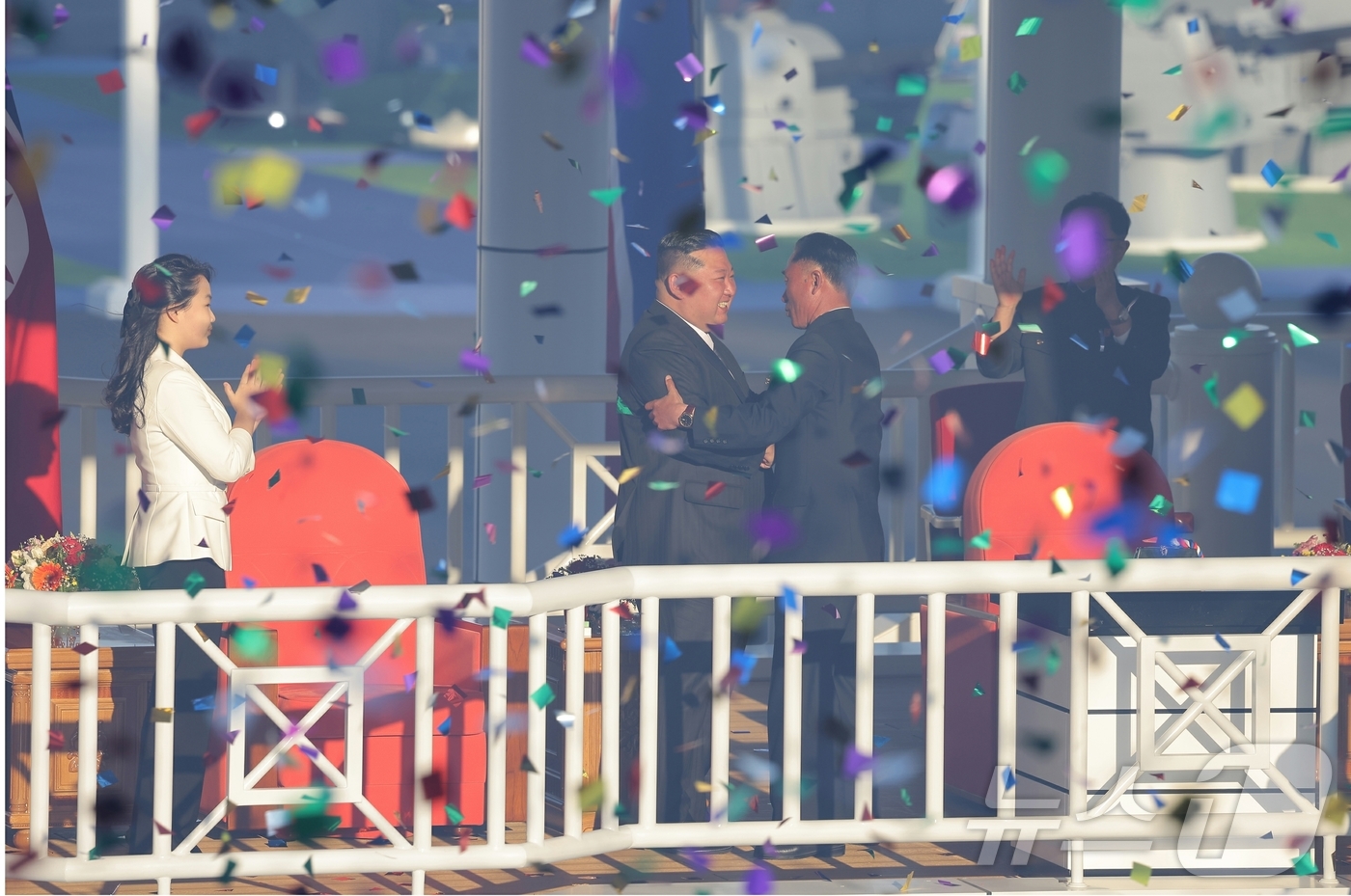 (평양 노동신문=뉴스1) = 북한 노동당 기관지 노동신문은 26일 "김정은 동지를 모시고 새로 건조한 구축함 진수 기념식이 조선혁명의 첫무장력의 창건일인 뜻깊은 지난 25일 남포조 …