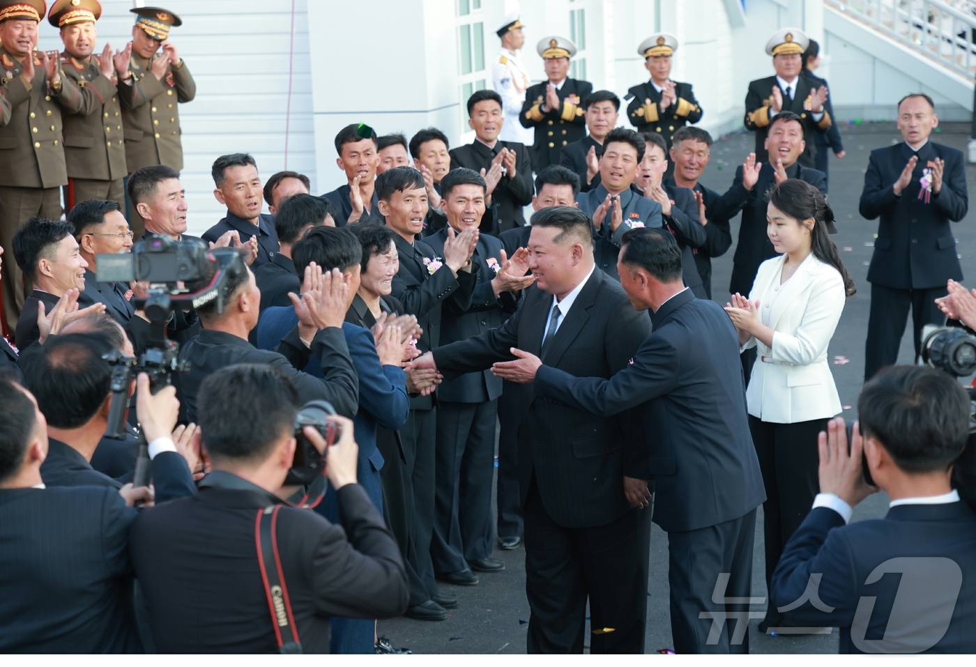 (평양 노동신문=뉴스1) = 북한 노동당 기관지 노동신문은 26일 "김정은 동지를 모시고 새로 건조한 구축함 진수 기념식이 조선혁명의 첫무장력의 창건일인 뜻깊은 지난 25일 남포조 …