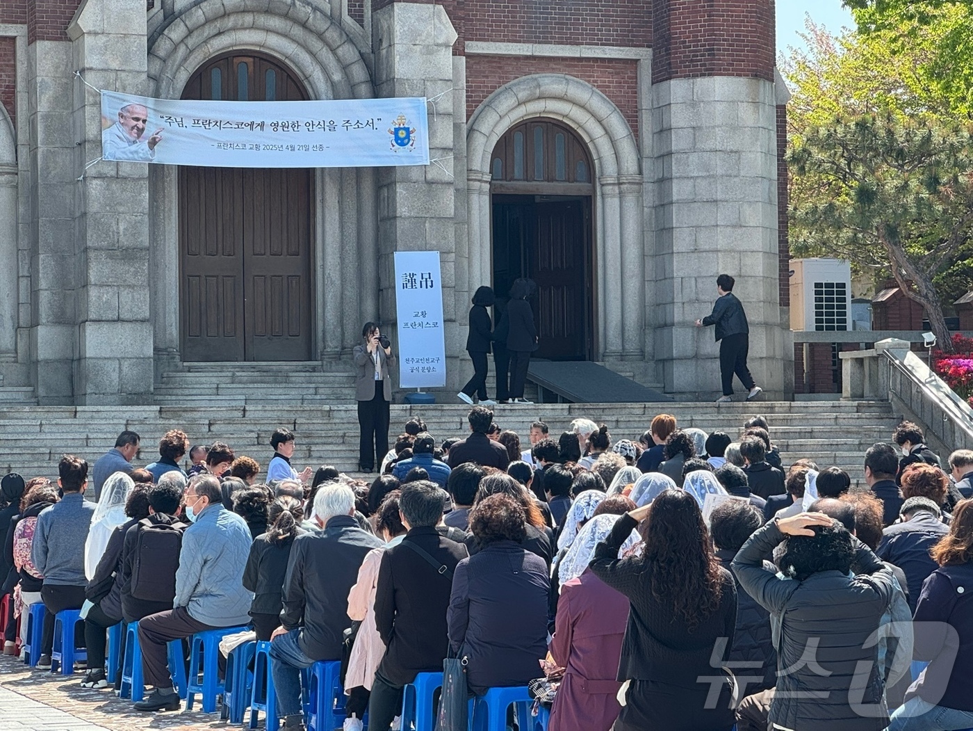 (인천=뉴스1) 박소영 기자 = 26일 오전 인천 주교좌성당인 중구 답동성당에서 가톨릭 신자들이 프란치스코 교황의 안식을 기원하는 마지막 추모미사를 드리고 있다. 2025.4.26 …