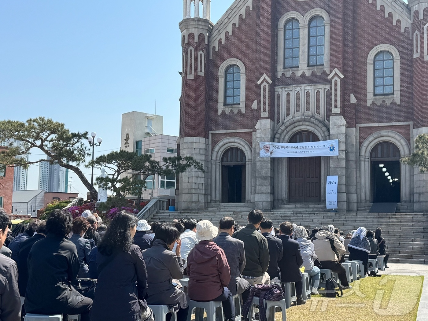 (인천=뉴스1) 박소영 기자 = 26일 오전 인천 주교좌성당인 중구 답동성당에서 가톨릭 신자들이 프란치스코 교황의 안식을 기원하는 마지막 추모미사를 드리고 있다. 2025.4.26 …