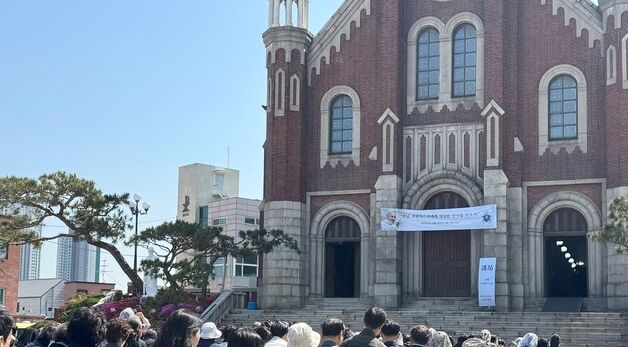 "프란치스코 교황의 영원한 안식을"