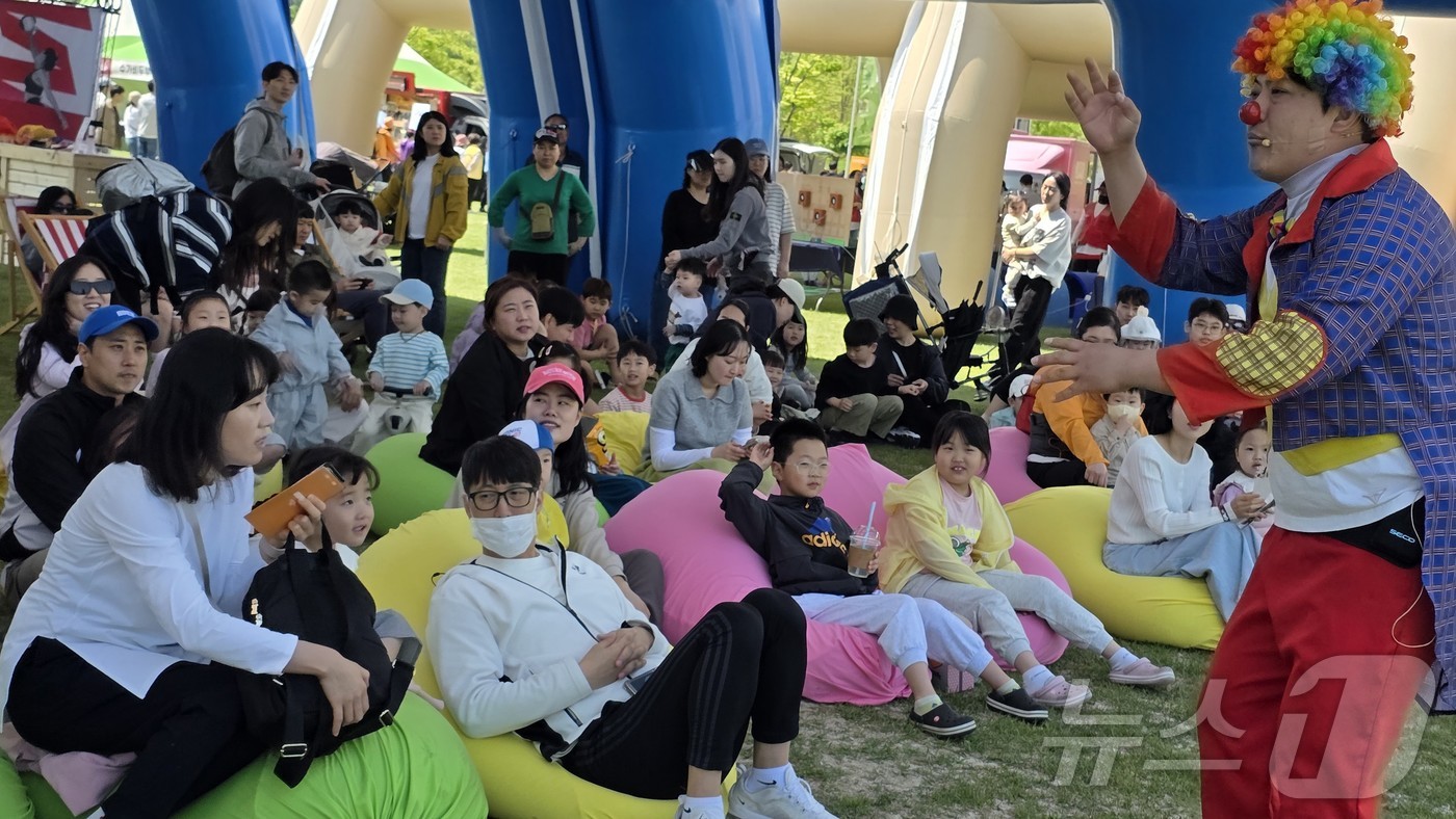 (구미=뉴스1) 정우용 기자 = 26일 구미 낙동강체육공원에서 열린 LG여성배구대회 힐링존에서 풍선쇼가 펼쳐지자 어린이들이 즐거워하고 있다.구미 25개 읍·면·동 여성 배구팀들이 …