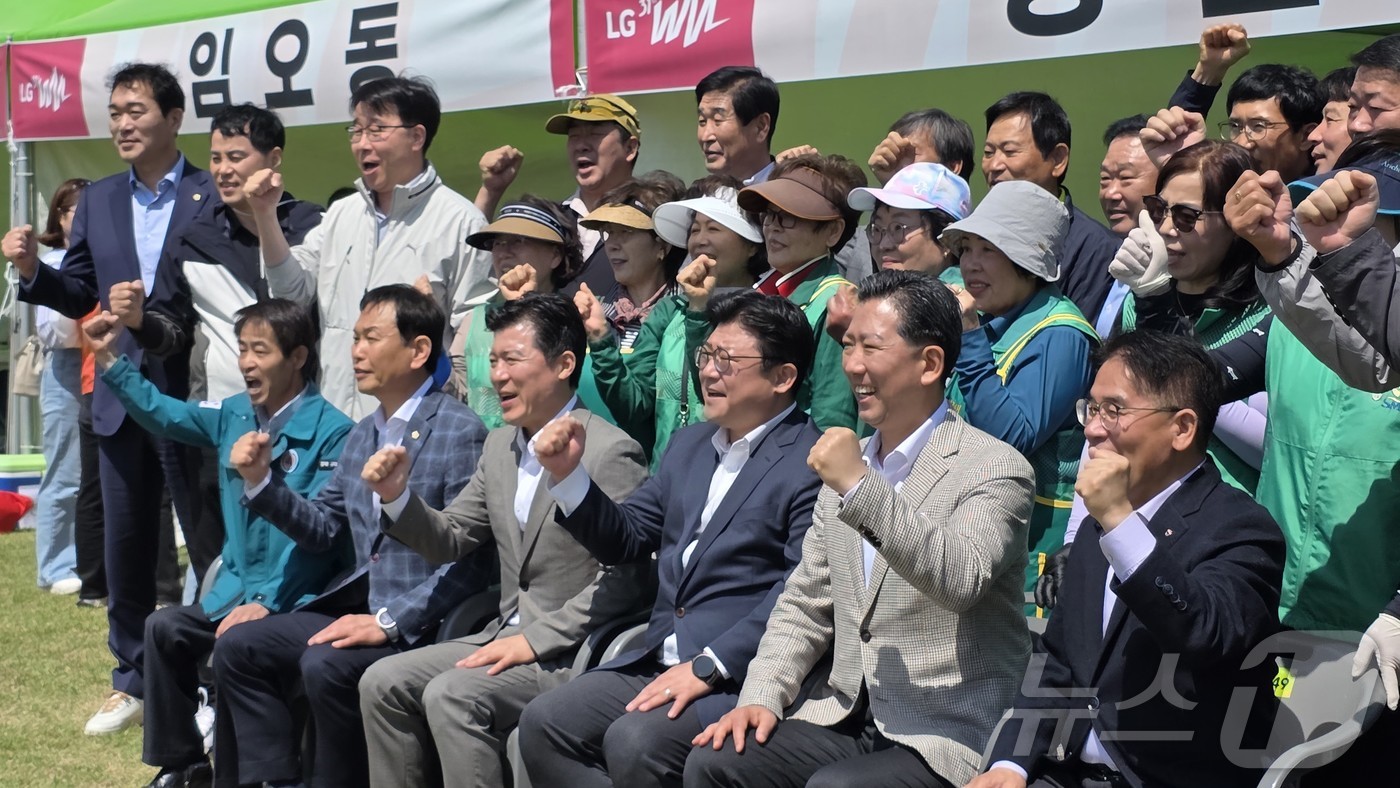 (대구=뉴스1) 정우용 기자 = 26일 구미 낙동강체육공원에서 열린 LG여성배구대회에서 김장호 구미시장과 구자근강명구 의원이 각 동네별 응원단들과 사진을 찍고 있다.구미 25개 읍 …