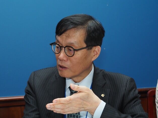 한은 총재 "25% 상호관세 낮춰도 美·中 합의 없인 효과 미미"