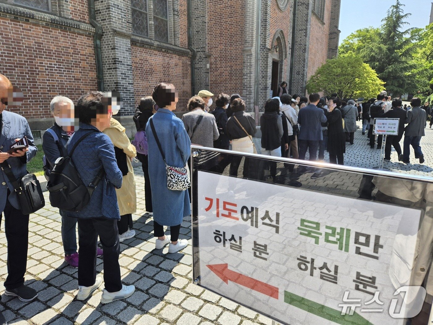 본문 이미지 - 26일 오전 프란치스코 교황의 분향소가 설치된 서울 중구 명동대성당의 모습. 2025.4.26/뉴스1 ⓒ News1 신윤하 기자