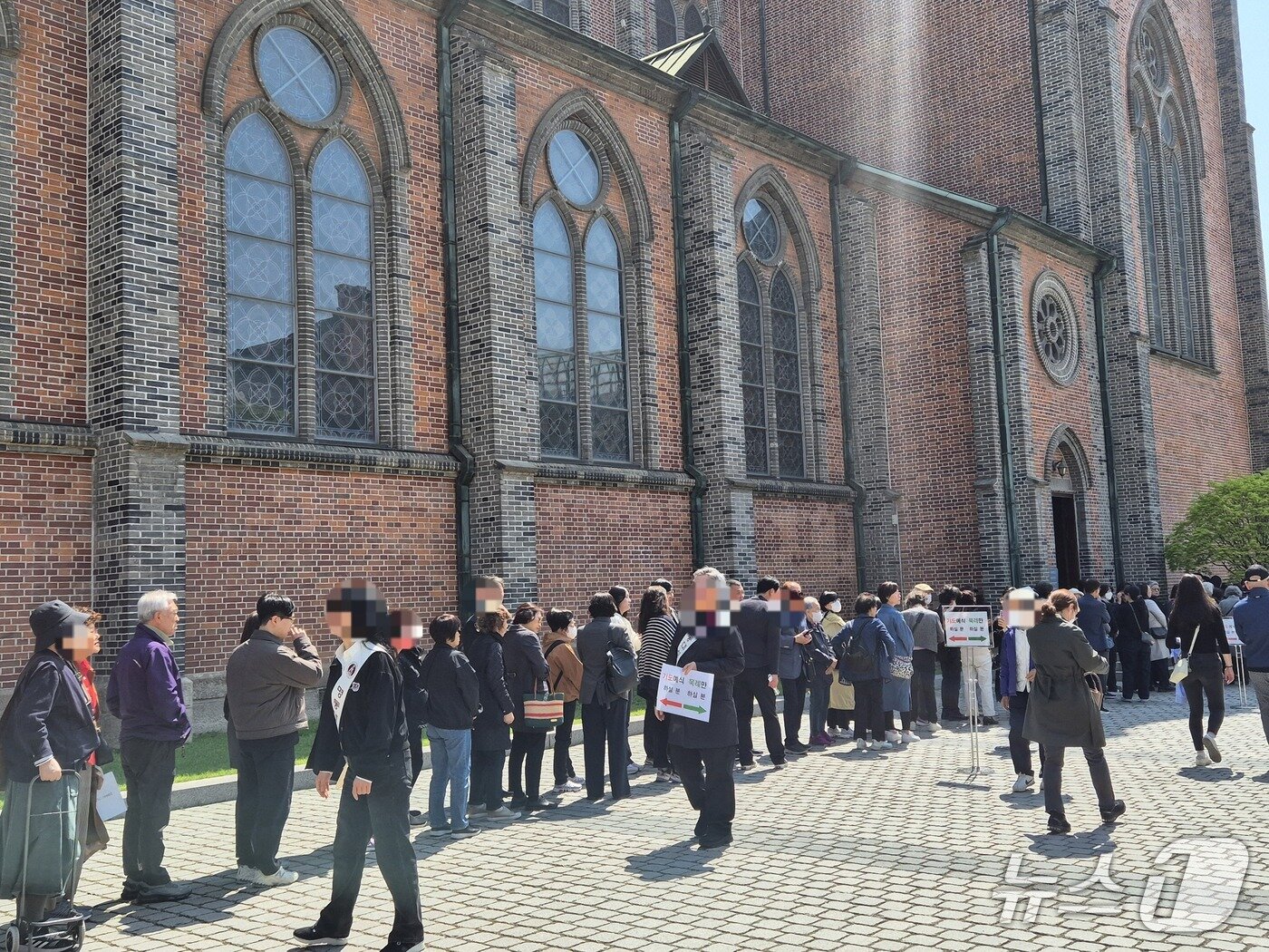 본문 이미지 - 26일 오전 프란치스코 교황의 분향소가 설치된 서울 중구 명동대성당의 모습. 2025.4.26/뉴스1 ⓒ News1 신윤하 기자