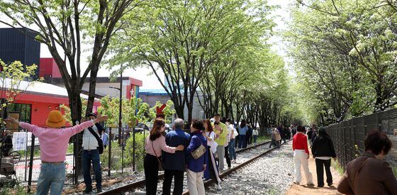 전주 팔복동 철길 찾은 시민들과 관광객들