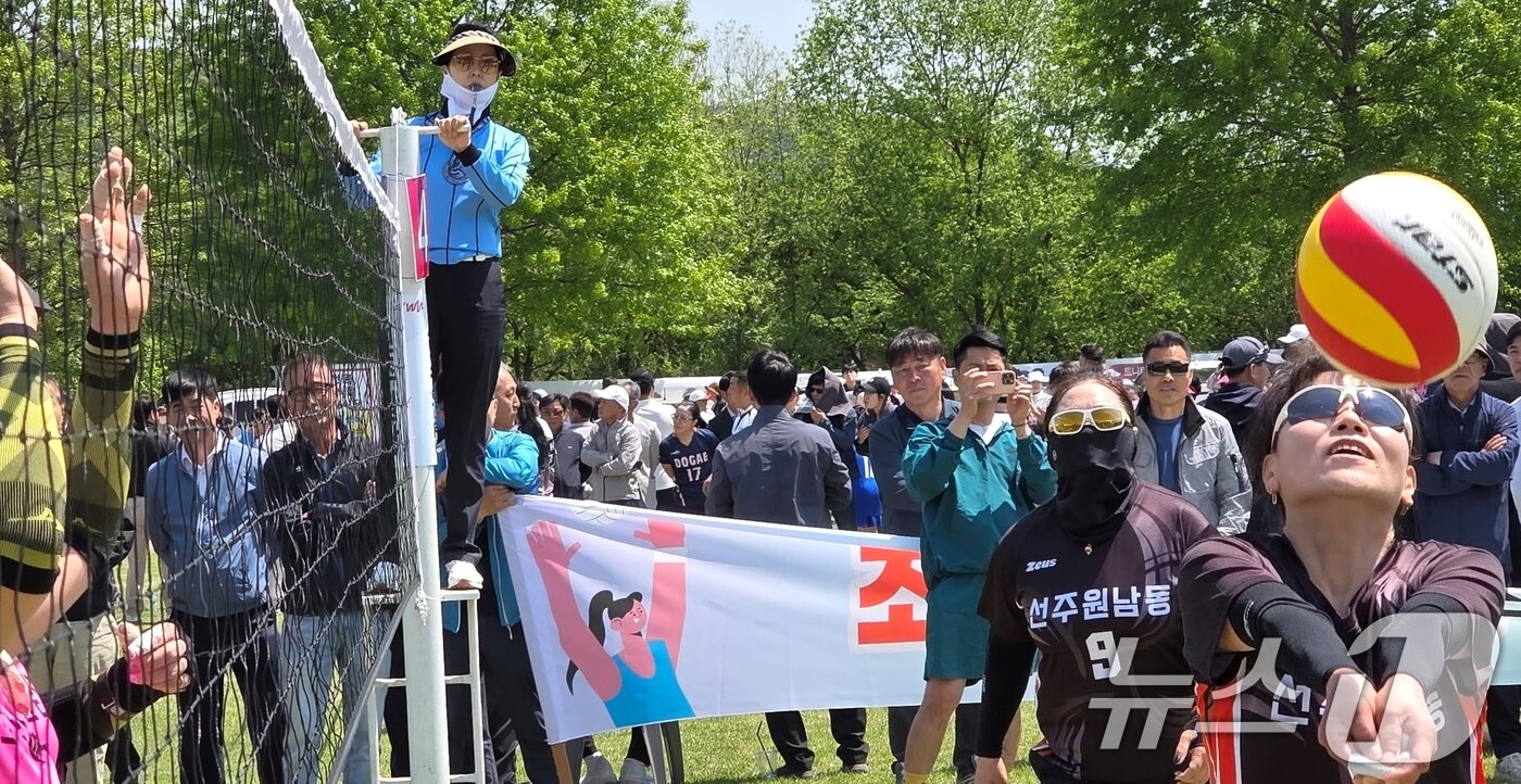 본문 이미지 - 26일 구미 낙동강체육공원에서 열린 LG여성배구대회에에서 심판이 날카로운 눈으로 경기를 지켜보고 있다.  2025.4.26/뉴스1 ⓒ News1 정우용 기자
