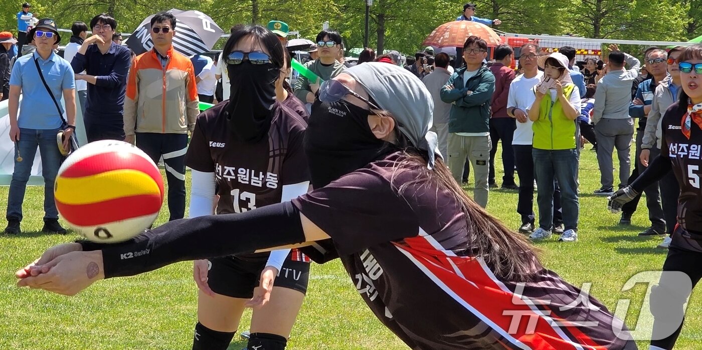 본문 이미지 - 26일 구미 낙동강체육공원에서 열린 LG여성배구대회에서 한 선수가 멋지게 공을 받아내고 있다.  2025.4.26/뉴스1 ⓒ News1 정우용 기자