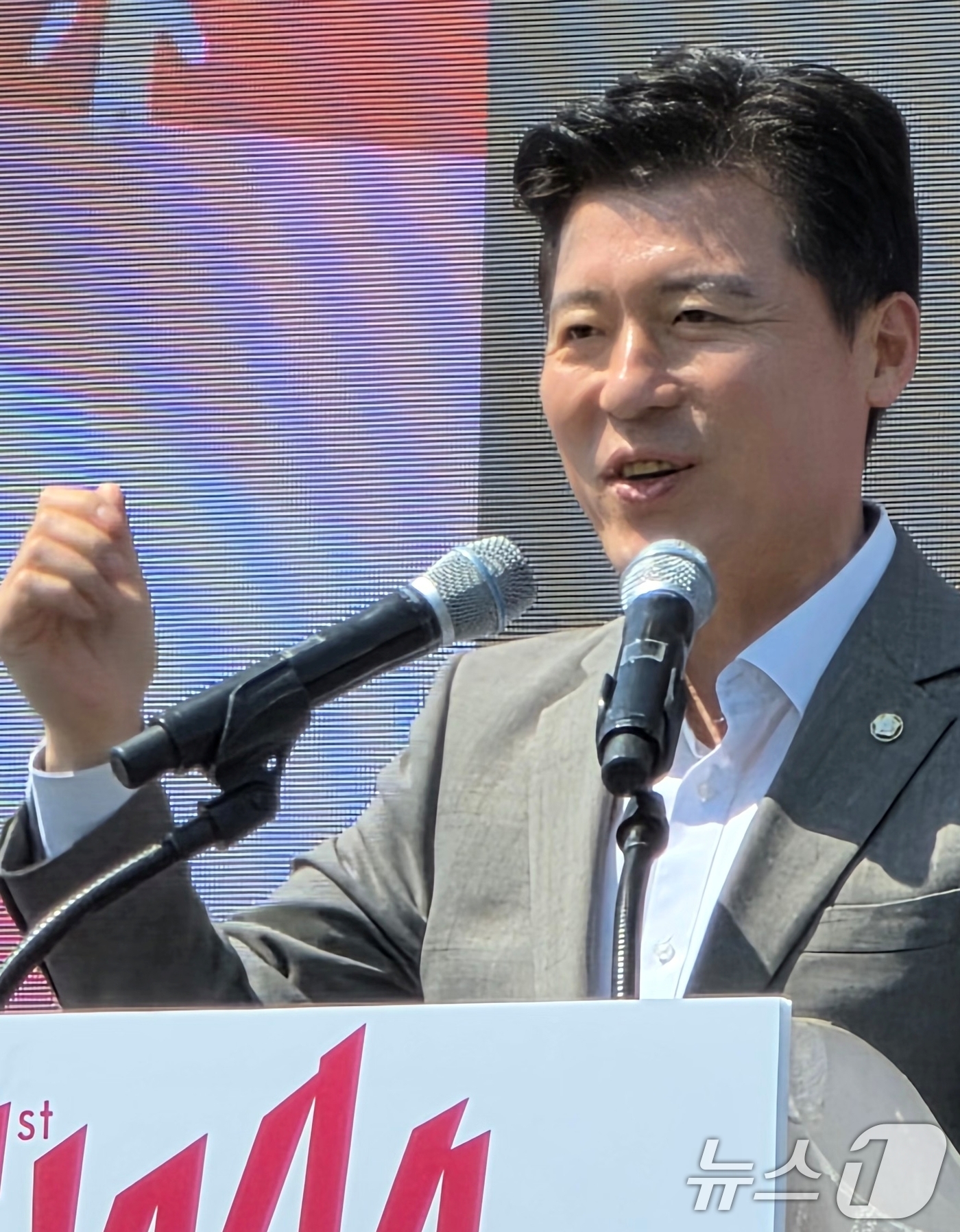 (구미=뉴스1) 정우용 기자 = 26일 구미 낙동강체육공원에서 열린 LG여성배구대회에서 구자근 의원이 인사말을 하고 있다.구미 25개 읍·면·동 여성 배구팀들이 토너먼트 방식으로 …