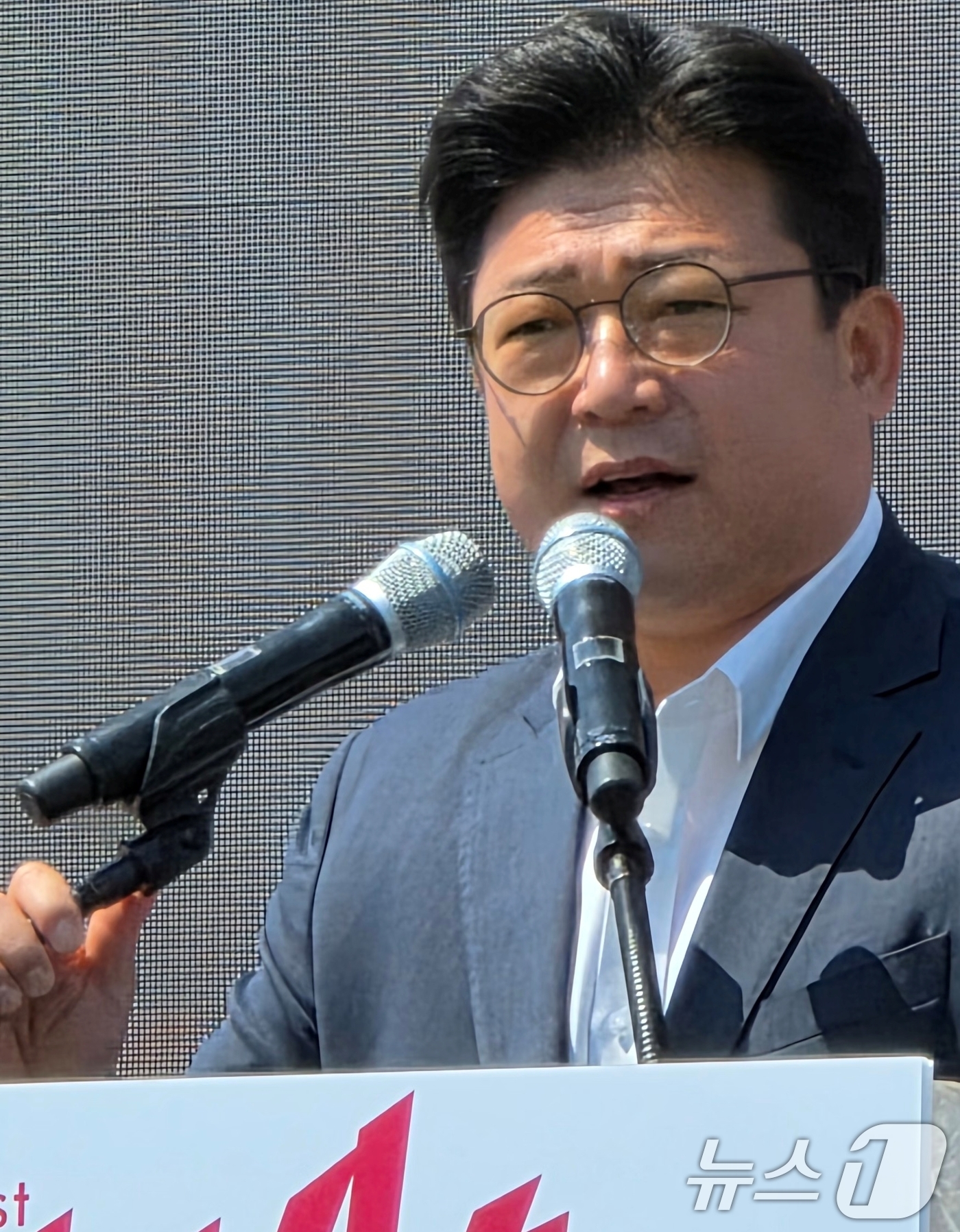 (구미=뉴스1) 정우용 기자 = 26일 구미 낙동강체육공원에서 열린 LG여성배구대회에서 강명구 의원이 인사말을 하고 있다.구미 25개 읍·면·동 여성 배구팀들이 토너먼트 방식으로 …