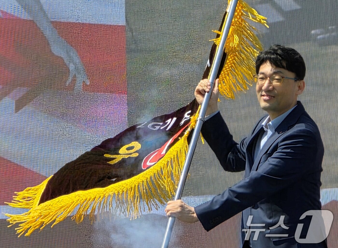 본문 이미지 - 26일 구미 낙동강체육공원에서 열린 LG여성배구대회에서 강민석 LG 이노텍 부사장이 우승기를 흔들고 있다.  2025.4.26/뉴스1 ⓒ News1 정우용 기자