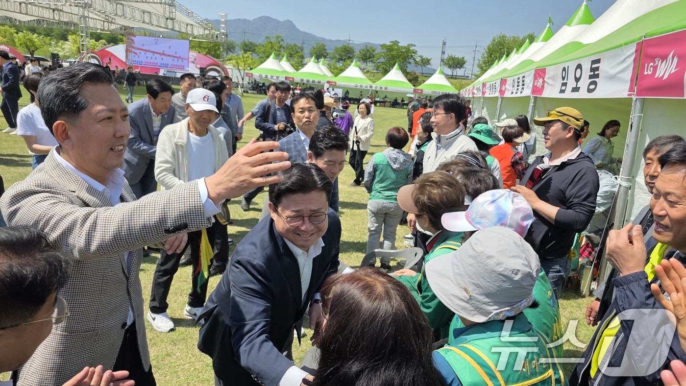 (구미=뉴스1) 정우용 기자 = 26일 구미 낙동강체육공원에서 열린 LG여성배구대회에서 김장호 구미시장과 구자근·강명구 의원 등이 응원나온 시민들과 인사하고 있다.구미 25개 읍· …