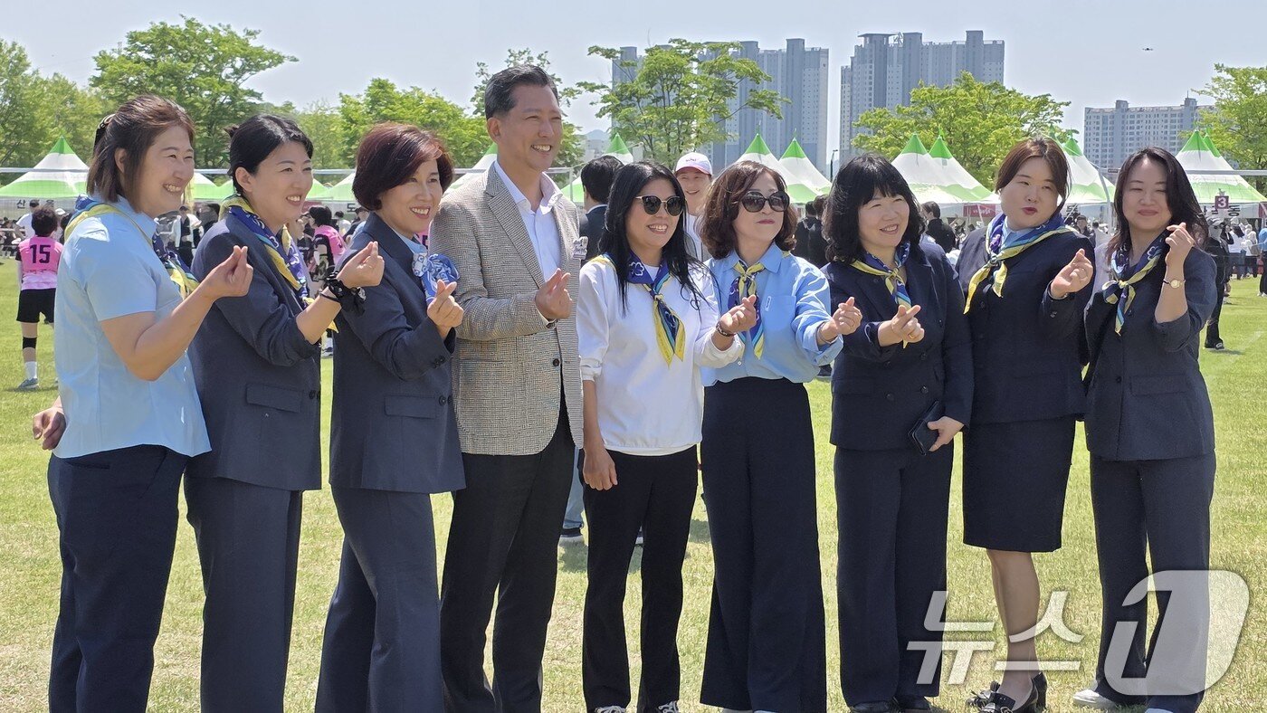 본문 이미지 - 26일 구미 낙동강체육공원에서 열린 LG여성배구대회에서 김장호 구미시장이 봉사나온 걸스카우트 연맹 회원들과 기념사진을 찍고 있다. 2025.4.26/뉴스1 ⓒ News1 정우용 기자