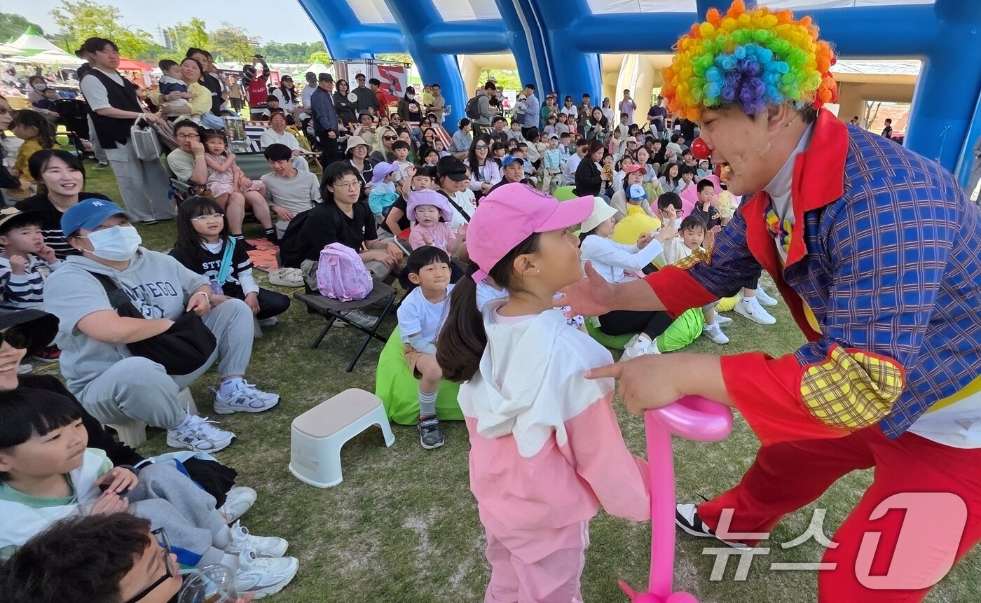 본문 이미지 - 26일 구미 낙동강체육공원에서 열린 LG여성배구대회 힐링존에서 풍선쇼가 펼쳐지자 어린이들이 즐거워하고 있다. 2025.4.26/뉴스1 ⓒ News1 정우용 기자