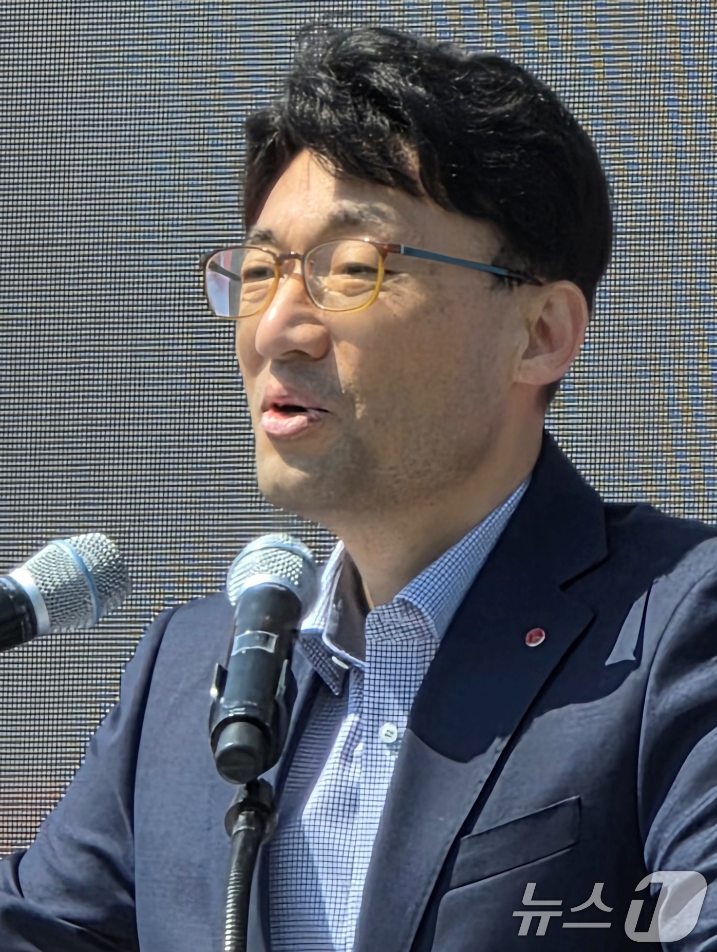 (구미=뉴스1) 정우용 기자 = 26일 구미 낙동강체육공원에서 열린 LG여성배구대회에서 강민석 LG이노텍 부사장이 개막선언을 하고 있다.구미 25개 읍·면·동 여성 배구팀들이 토너 …